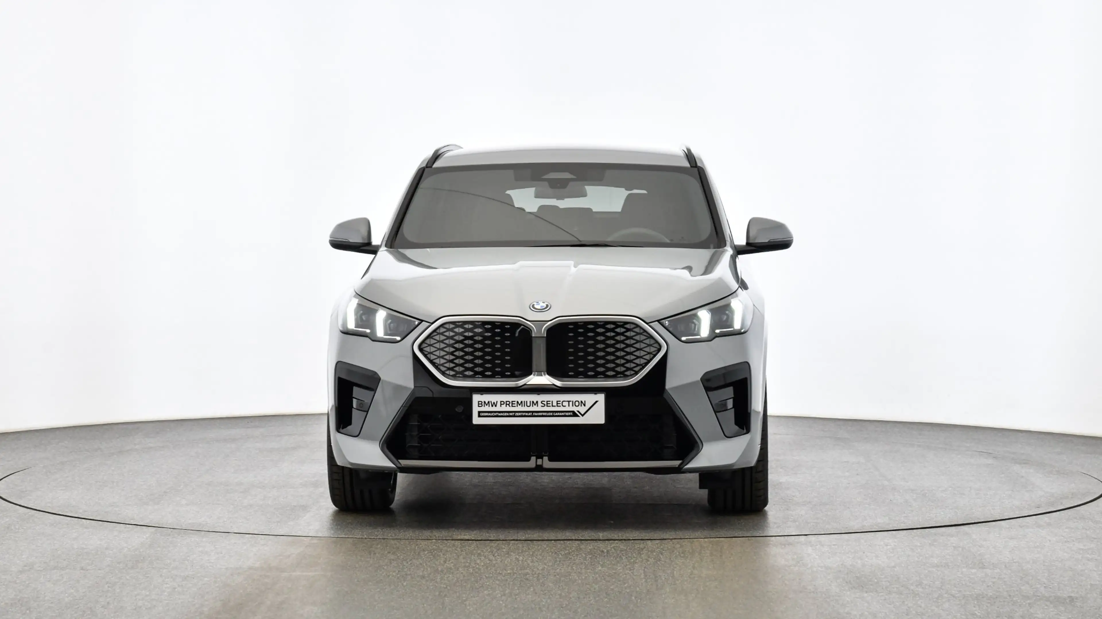 BMW iX2 eDrive20 — photo 2