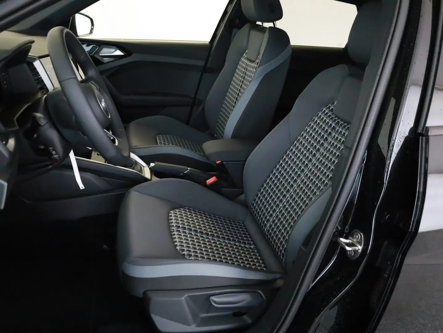 Audi A1 25 TFSI intense Schwarz - 2