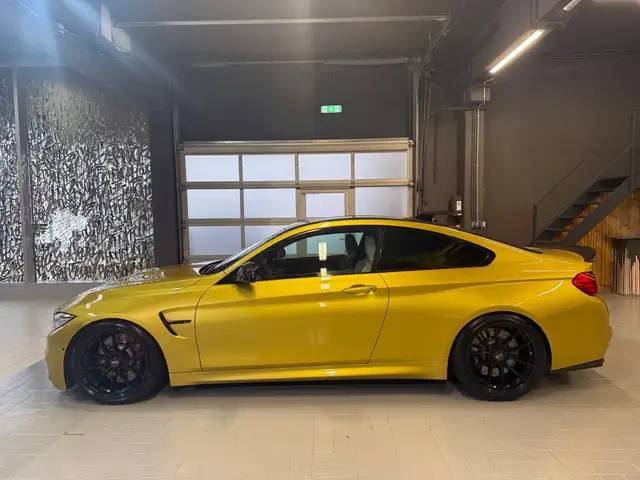 BMW M4 view 4