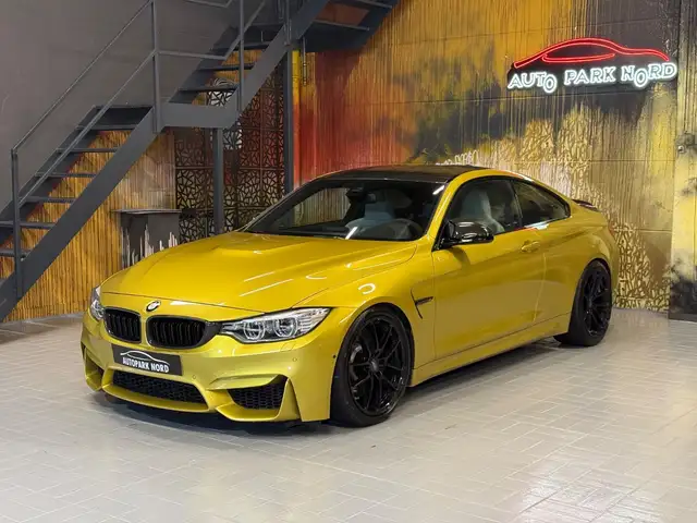 BMW M4 view 3
