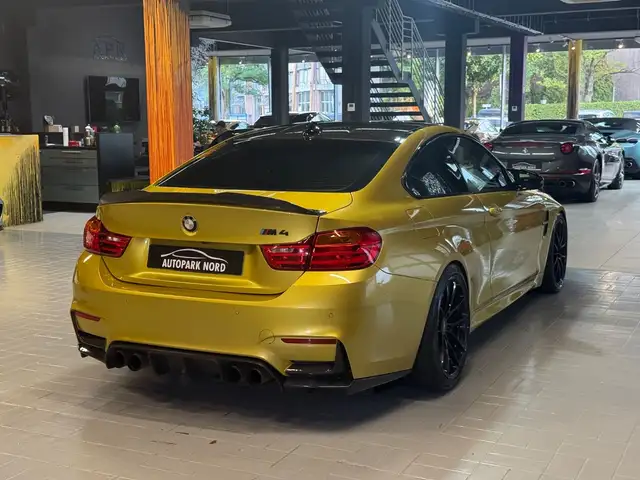 BMW M4 view 7
