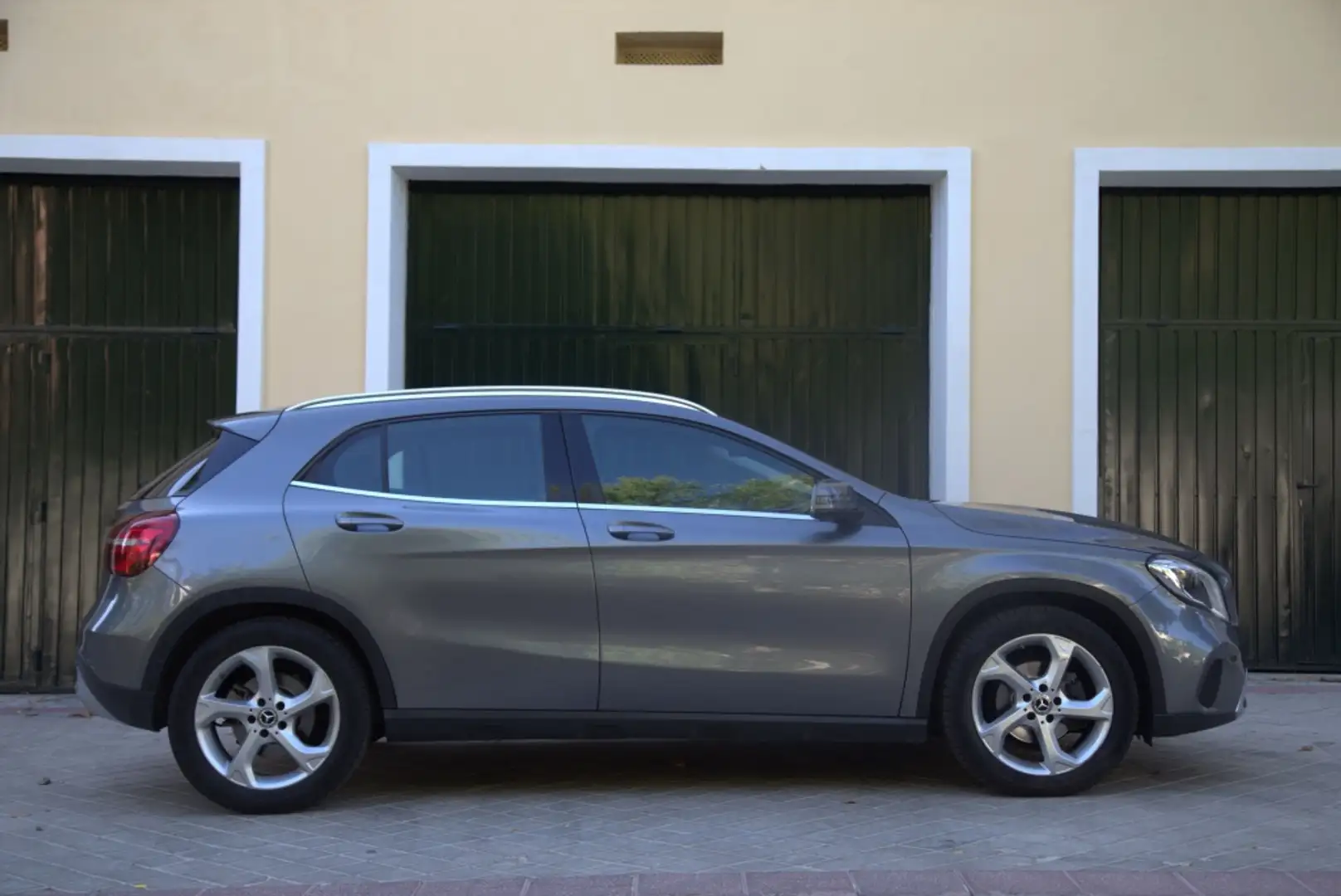 Mercedes-Benz GLA 180 Grau - 1