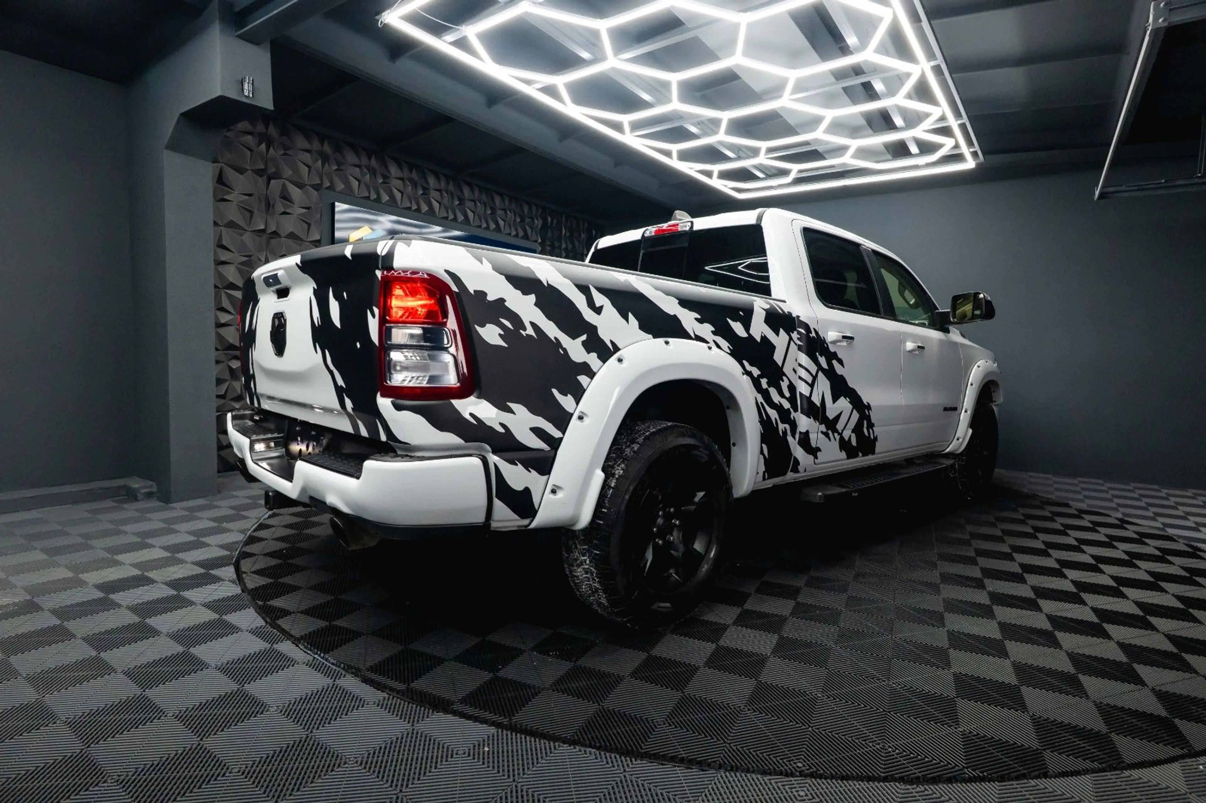 Dodge RAM 5.7 V8 HEMI 4x4 OFFROAD LONGBED Night-Paket — photo 13