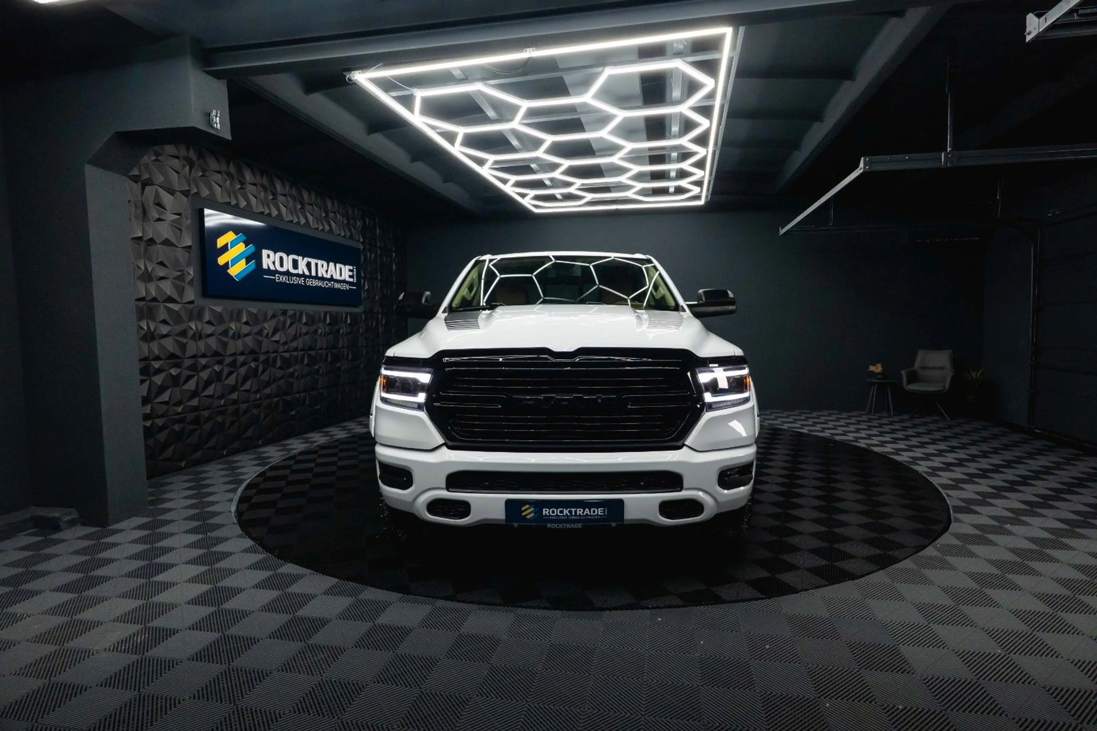Dodge RAM 5.7 V8 HEMI 4x4 OFFROAD LONGBED Night-Paket — photo 3