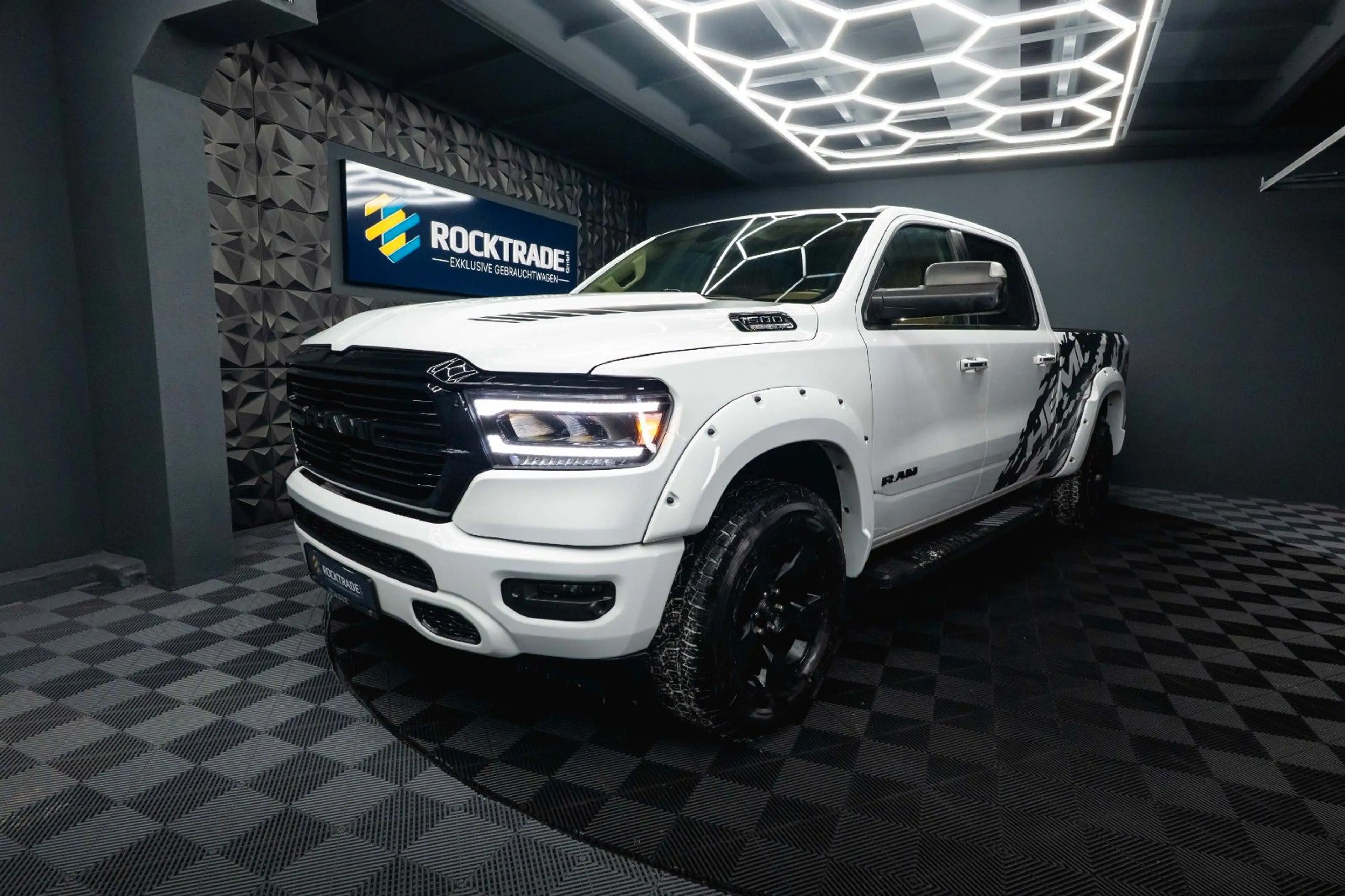 Dodge RAM 5.7 V8 HEMI 4x4 OFFROAD LONGBED Night-Paket