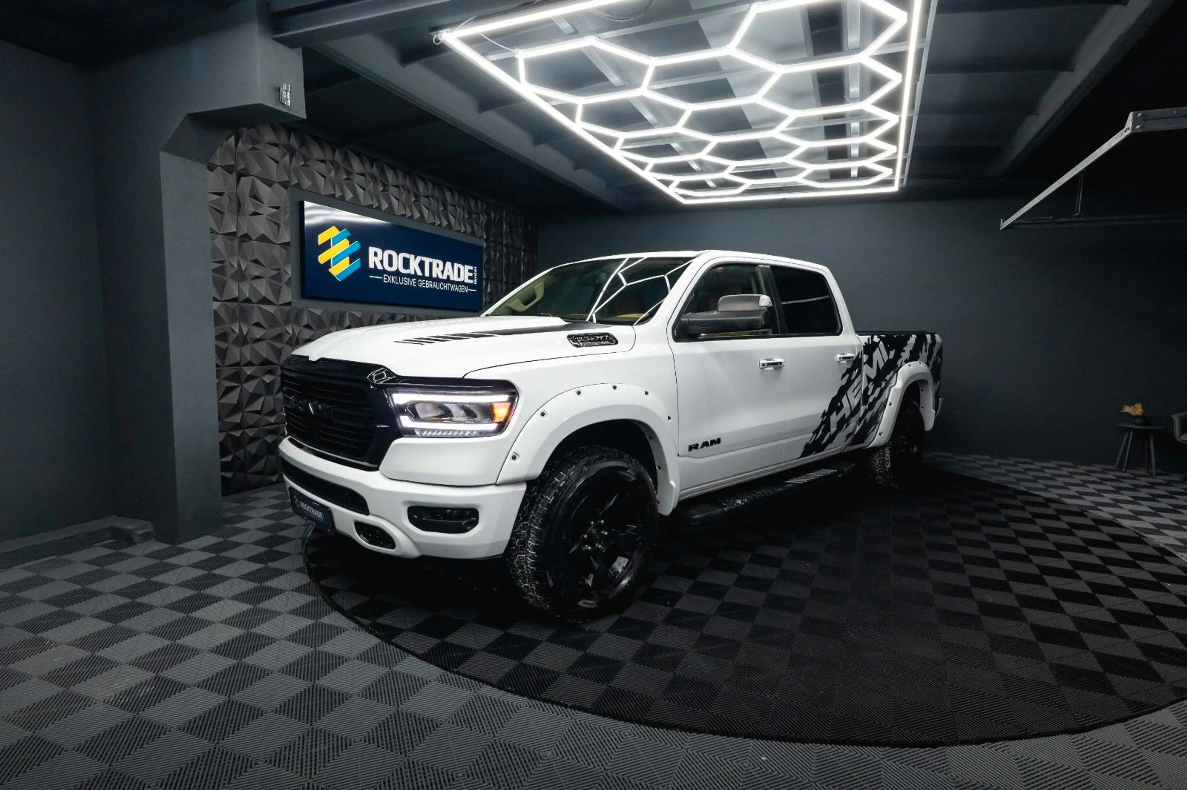 Dodge RAM 5.7 V8 HEMI 4x4 OFFROAD LONGBED Night-Paket — photo 2