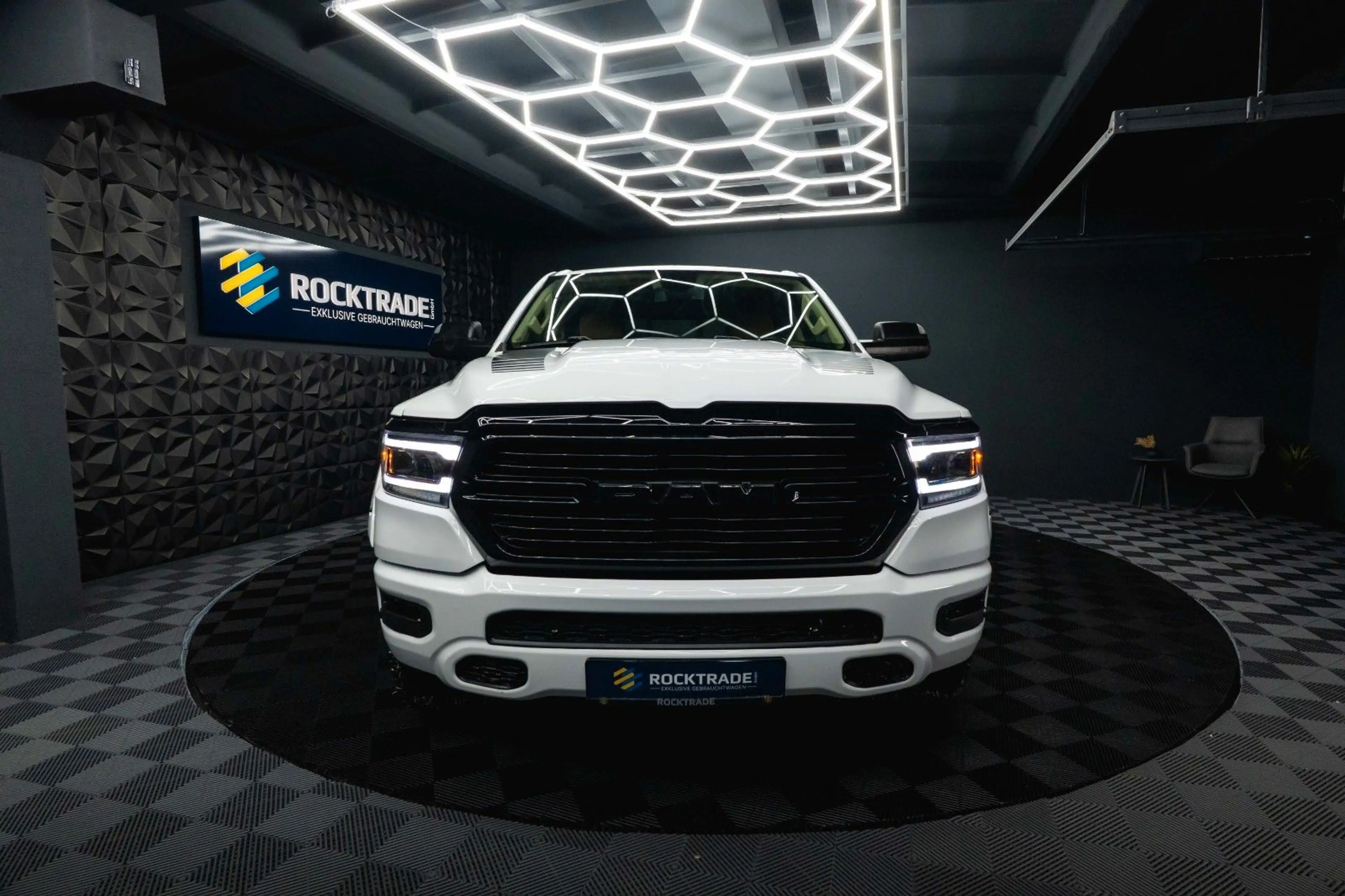 Dodge RAM 5.7 V8 HEMI 4x4 OFFROAD LONGBED Night-Paket — photo 5