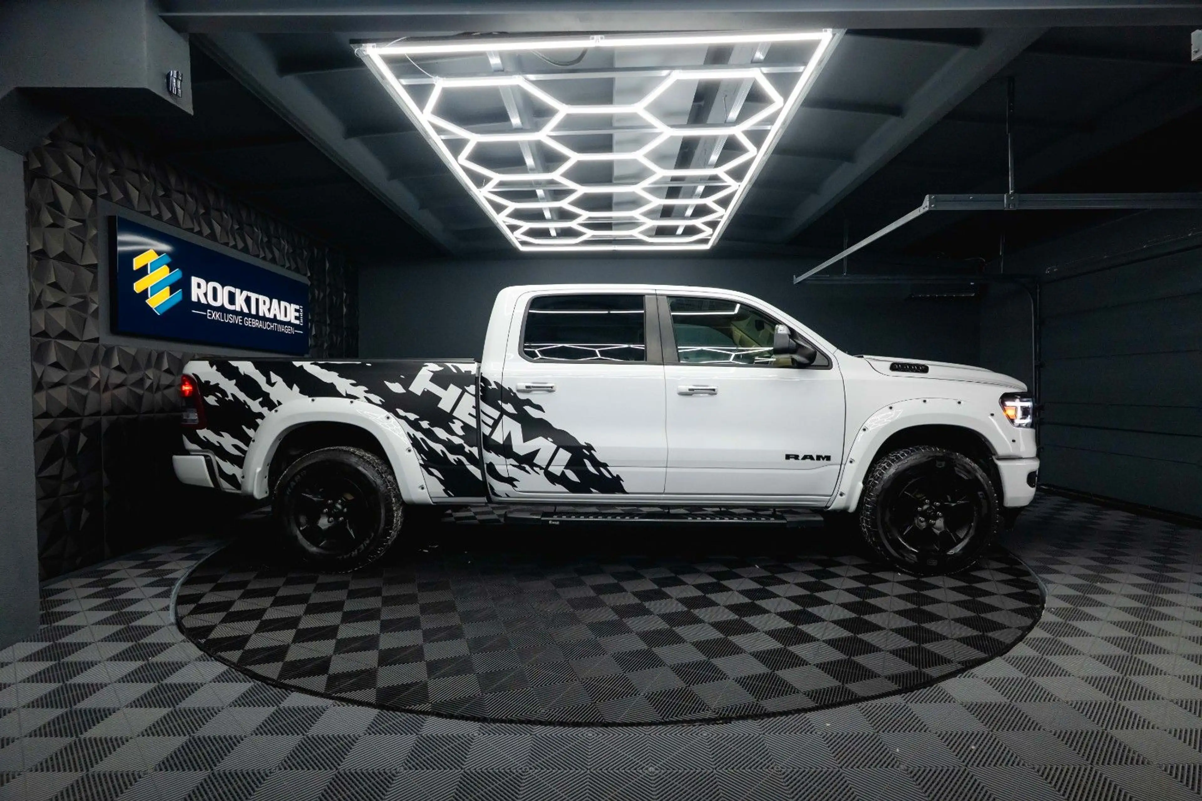 Dodge RAM 5.7 V8 HEMI 4x4 OFFROAD LONGBED Night-Paket — photo 10