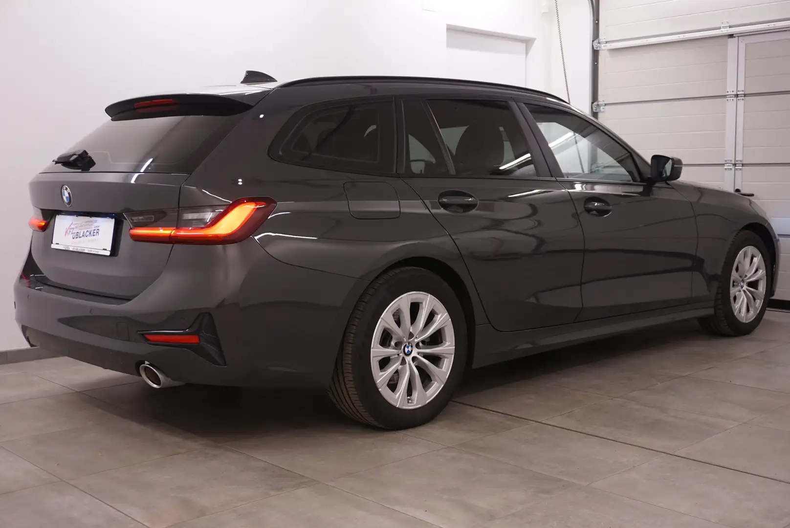 BMW 320 d Sport // harman/kardon // Anhängervorrichtung Grau - 2