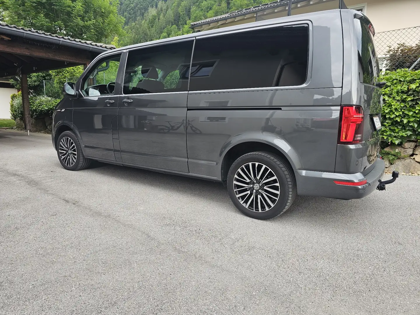 Volkswagen T6.1 Transporter DoKa/Multivan Dashb/LR/4Motion/DSG/Leder Gri - 2