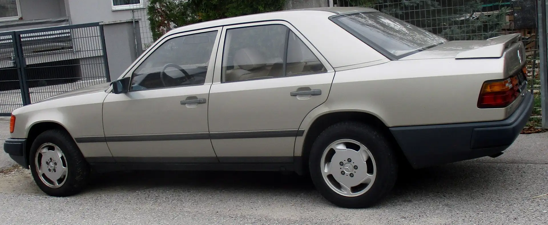 Mercedes-Benz E 230 Automatic - 2