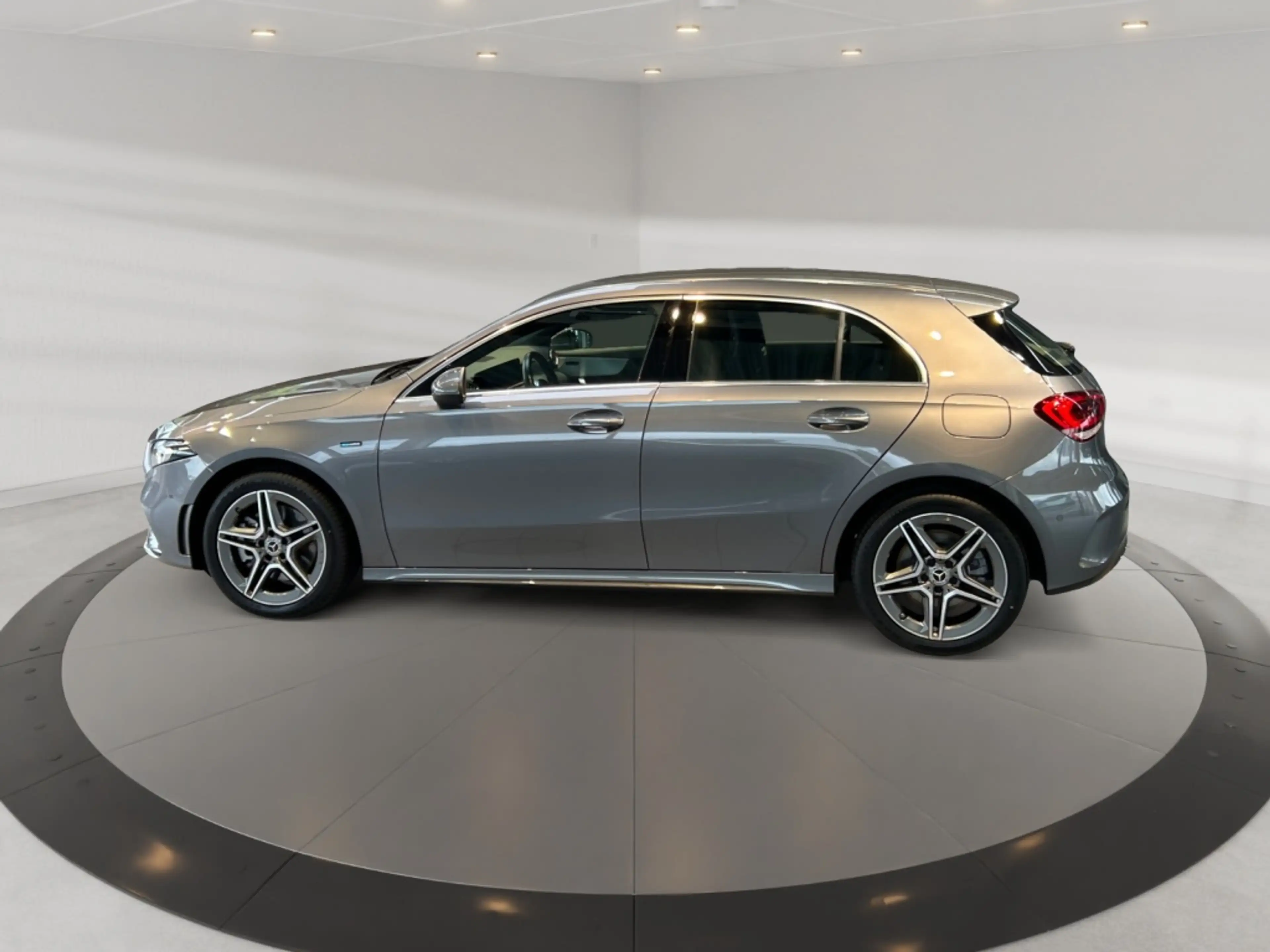 Mercedes-Benz A 250 e AMG AMG+MBUX+Fahrassist+Wide+Cam+LED+AUT — photo 6