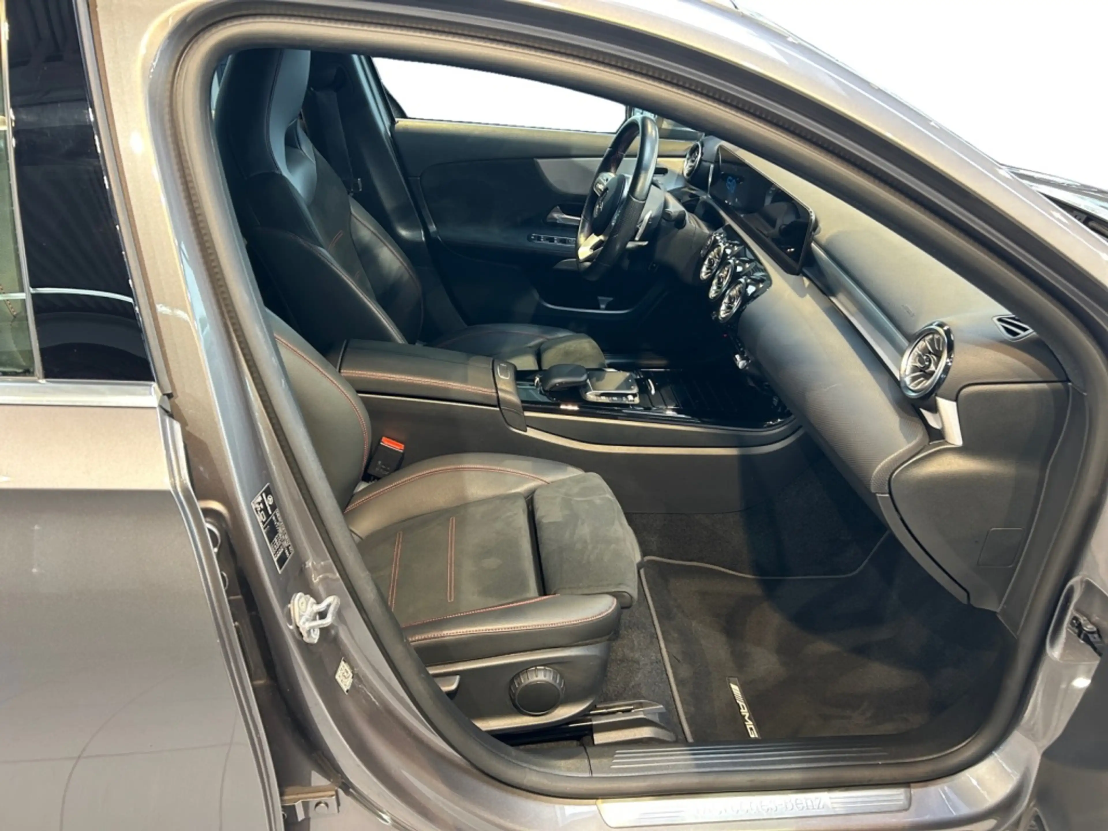 Mercedes-Benz A 250 e AMG AMG+MBUX+Fahrassist+Wide+Cam+LED+AUT — photo 11