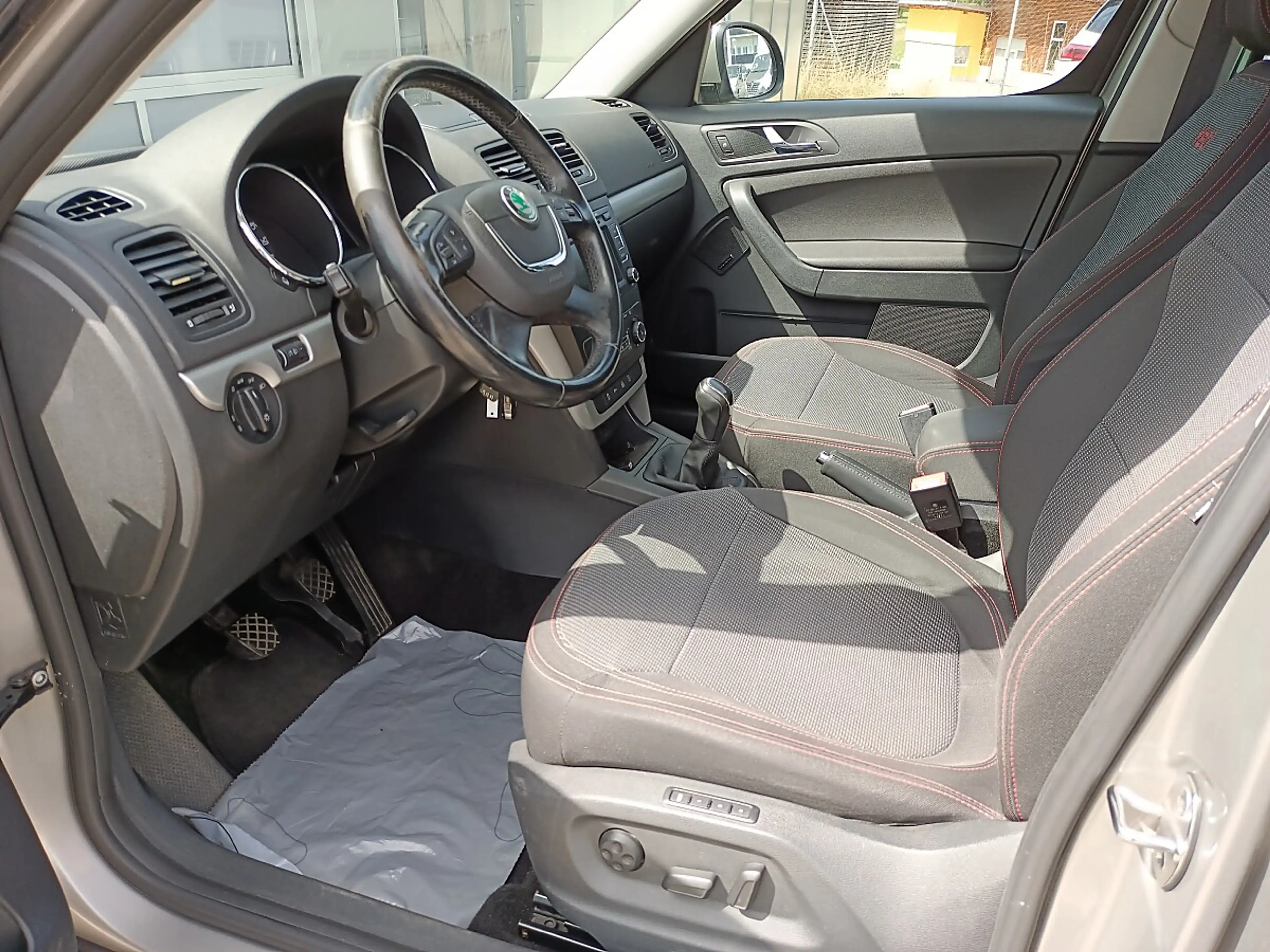 Skoda Yeti 4x4 Twenty Elegance 2,0 TDI CR DPF *AHV*BT*PDC*... — photo 8