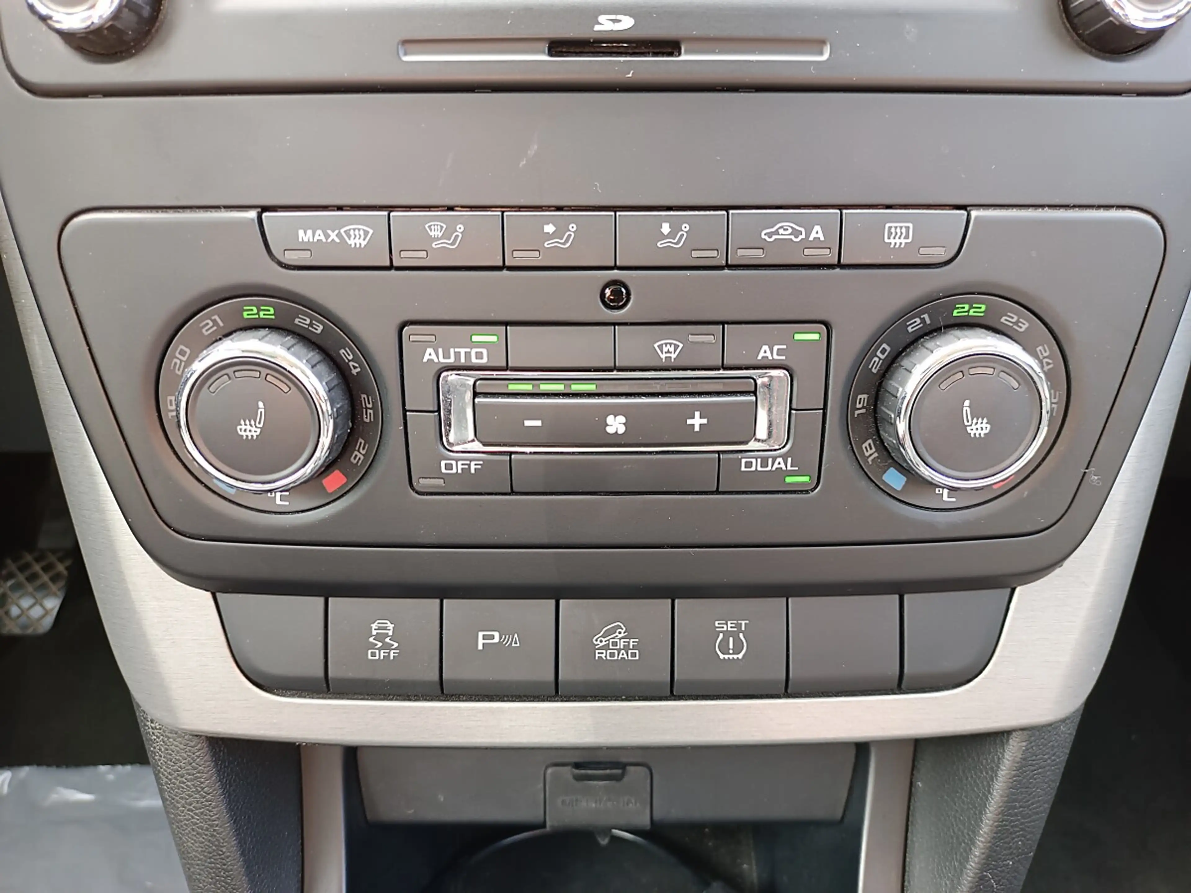 Skoda Yeti 4x4 Twenty Elegance 2,0 TDI CR DPF *AHV*BT*PDC*... — photo 12