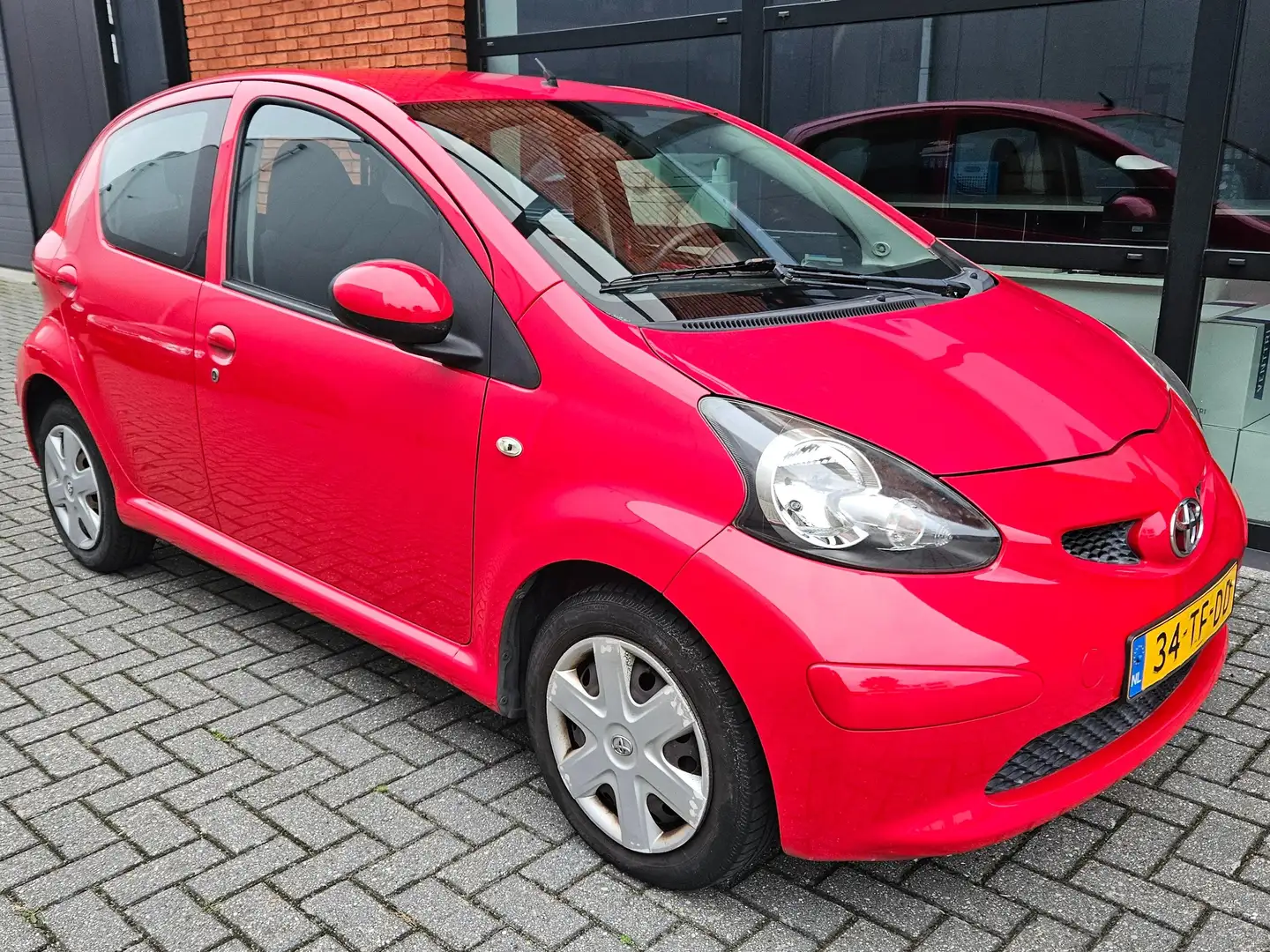 Toyota Aygo 1.0-12V 5 Deurs Rood - 2