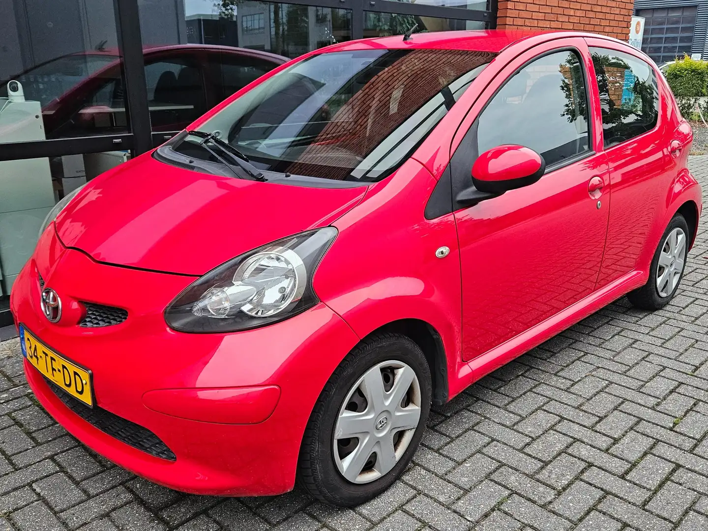 Toyota Aygo 1.0-12V 5 Deurs Rood - 1