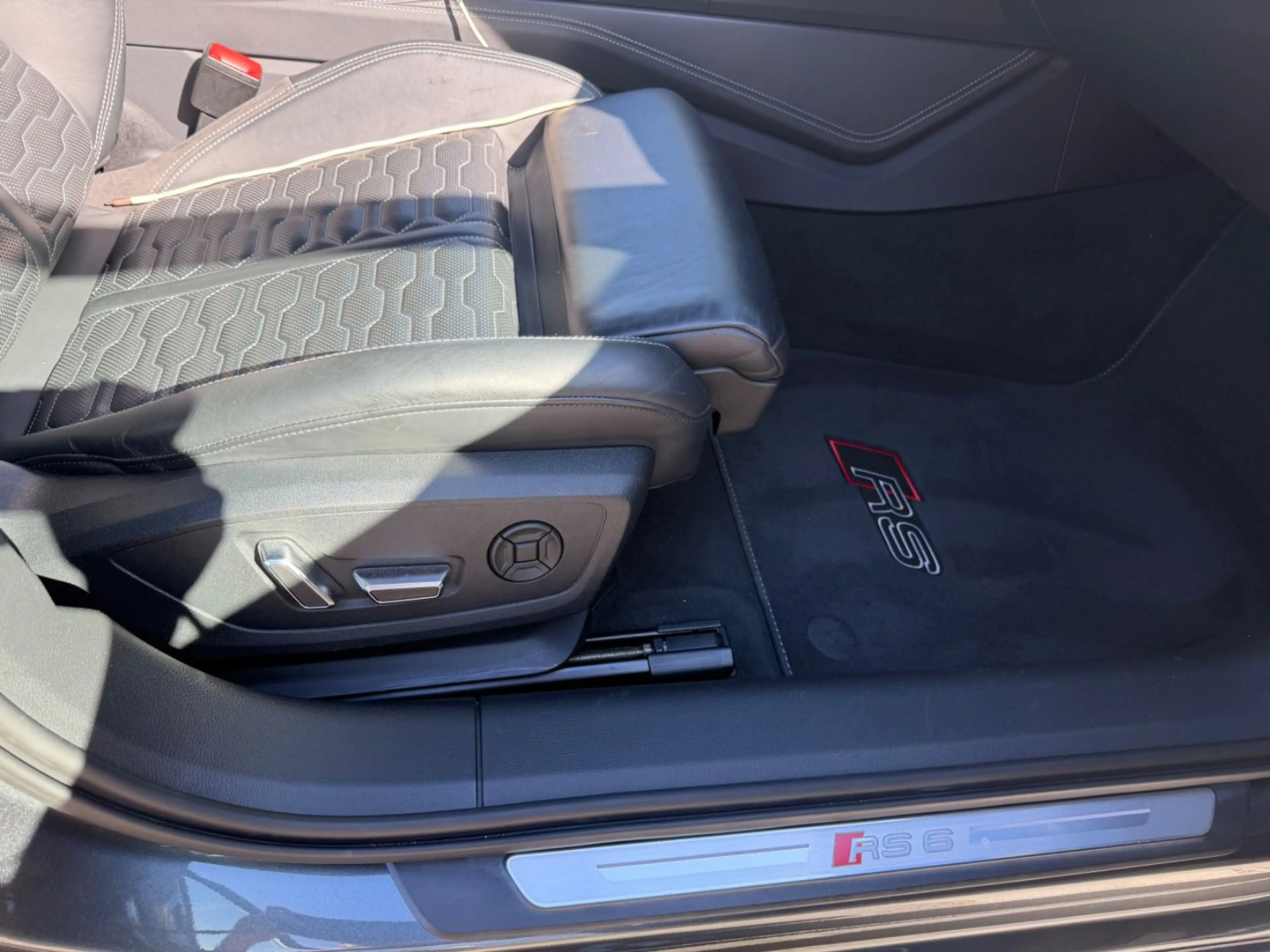 Audi RS6 Avant 4.0 TFSI quattro — photo 12