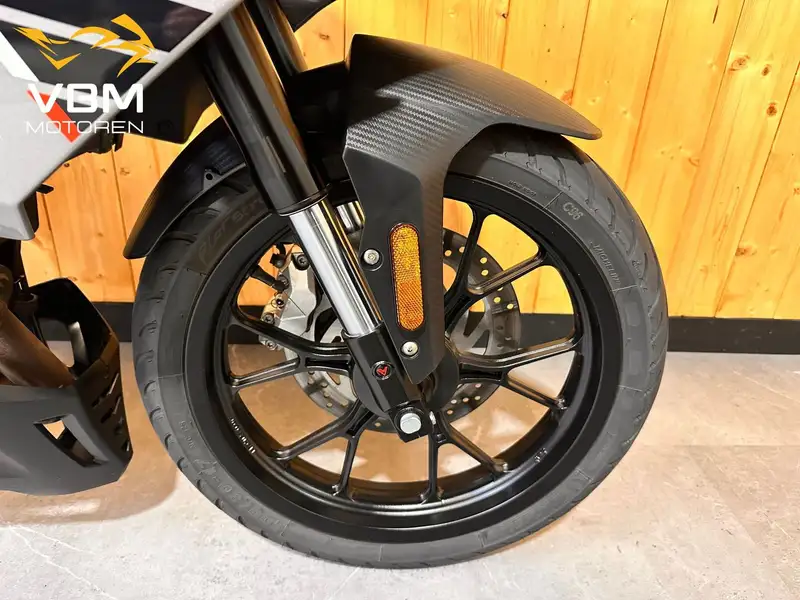 Aprilia Tuono - foto 7