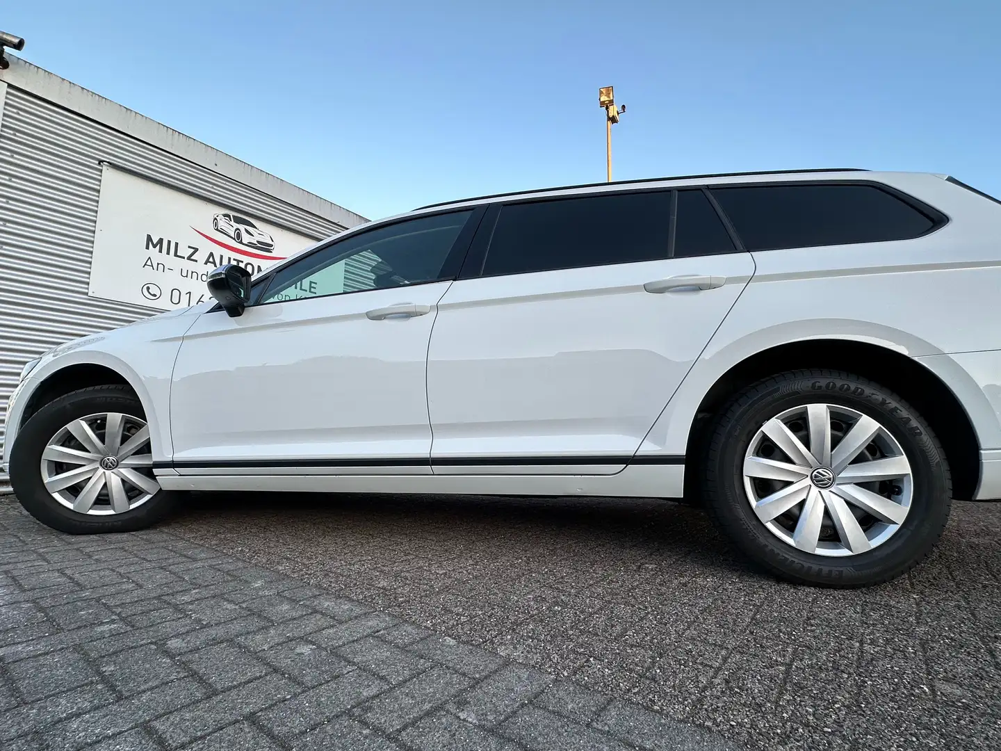 Volkswagen Passat Variant 2.0 TDI SCR DSG (BlueM. Tech) Weiß - 2