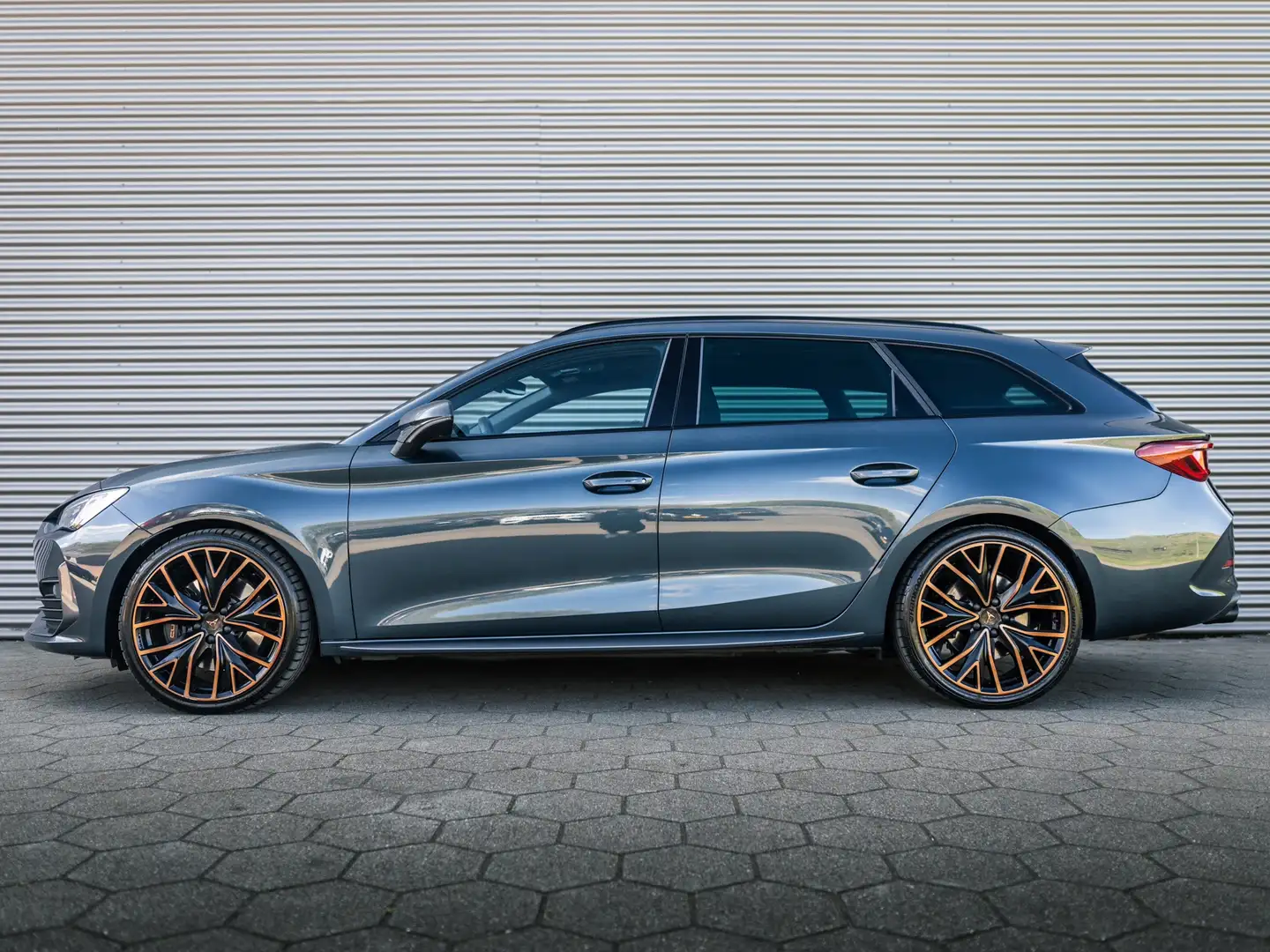 CUPRA Leon ST 2.0 TSI 4DRIVE PANO LEDER BEATS TREKH. KEYLESS Gris - 2