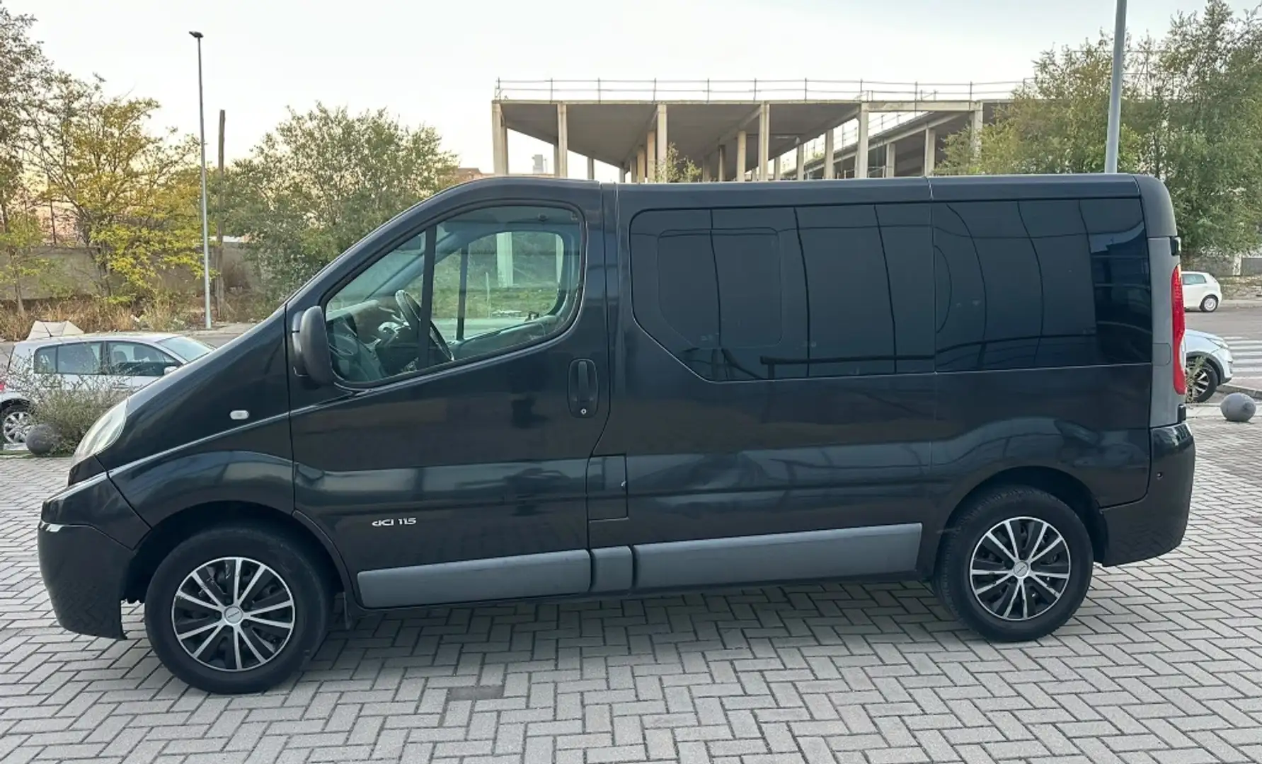 Renault Trafic 2.0dCi Combi9 29 CN 115 Negro - 2