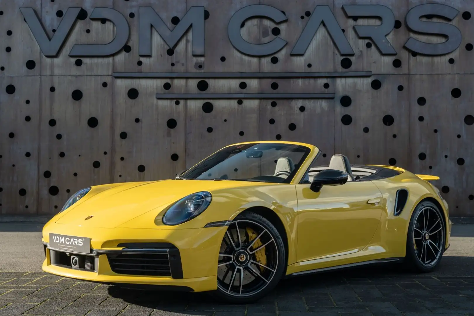 Porsche 911 Turbo S Cabrio *CARBON*INNO*LIFT*PDLS+*VOLL* Jaune - 1