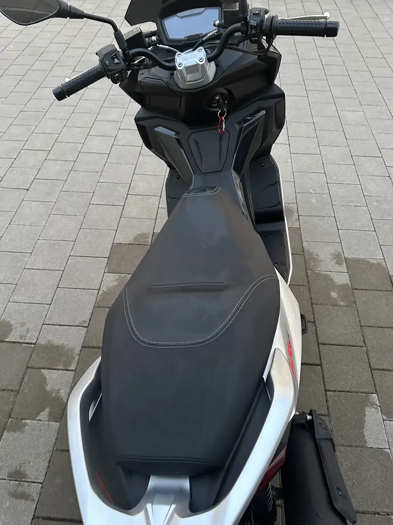 Aprilia SR GT 125 - 1