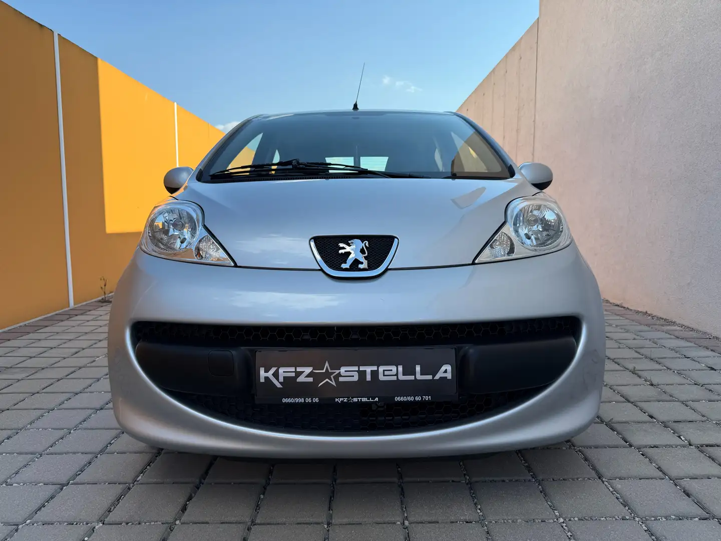 Peugeot 107 Filou 1.0 Urban 5T 1.Besitz Gris - 2