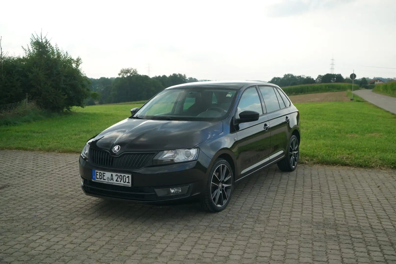 Skoda Rapid/Spaceback Style Plus Schwarz - 1