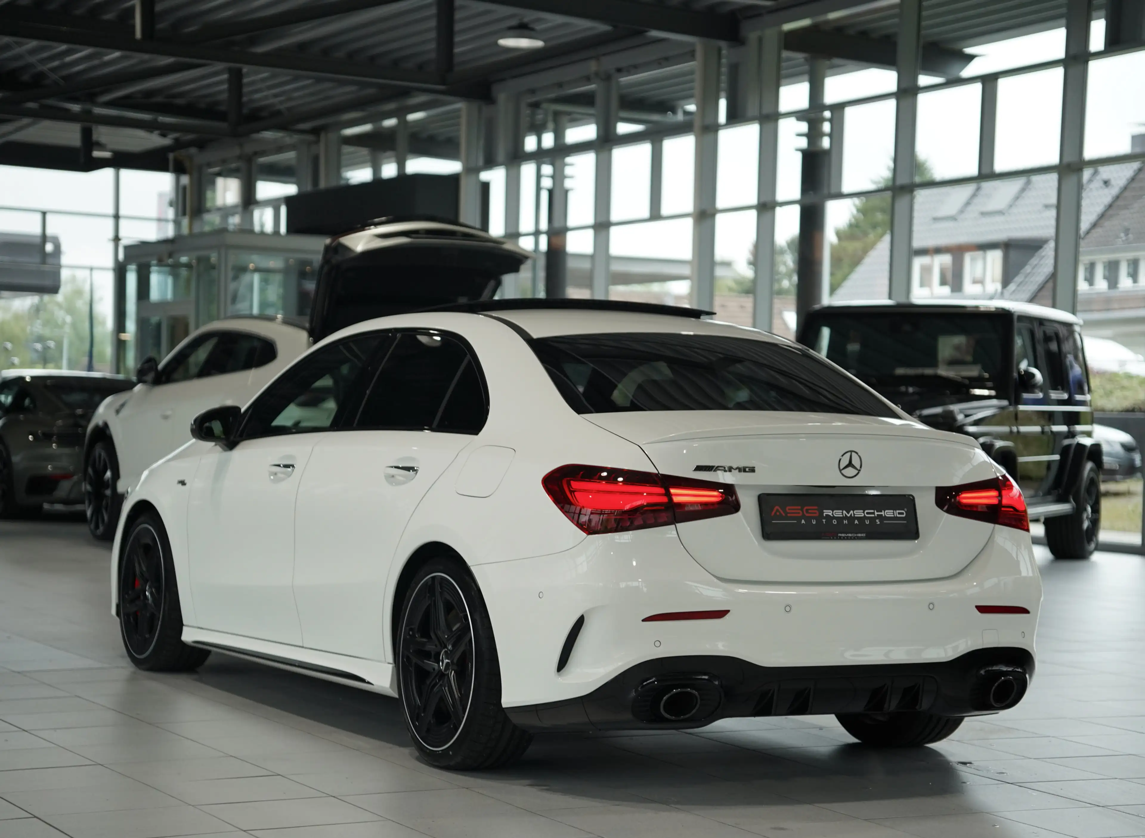 Mercedes-Benz A 35 AMG 4M Limousine *1.H *Memory *Pano *Night — photo 10
