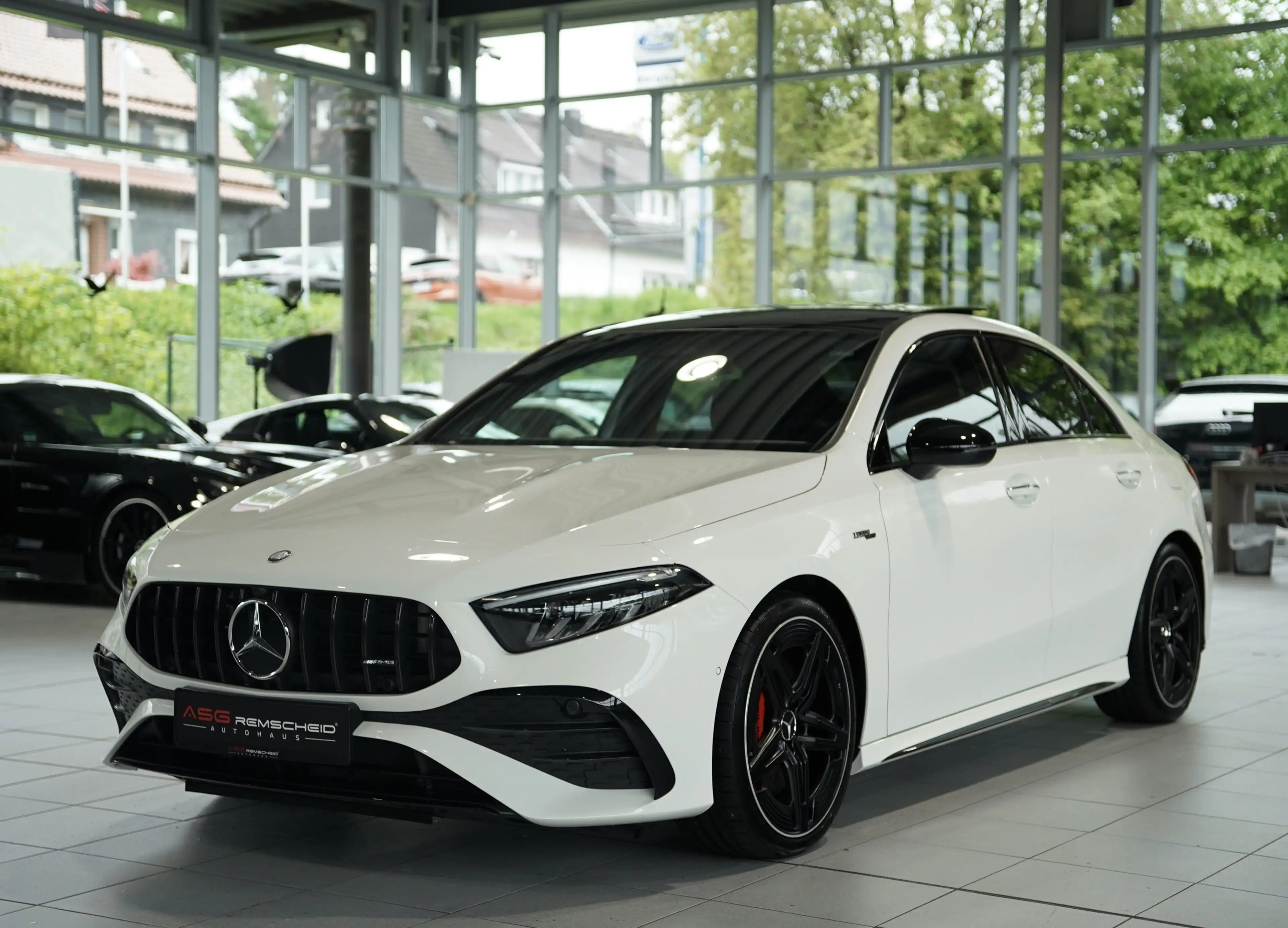 Mercedes-Benz A 35 AMG 4M Limousine *1.H *Memory *Pano *Night — photo 4