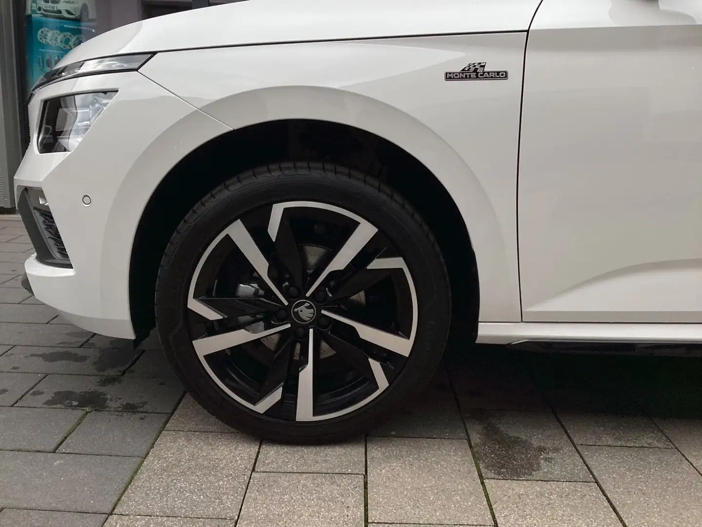 Skoda Kamiq 1,5 TSI DSG Monte Carlo LED+Navi+AHK+ACC Weiß - 2