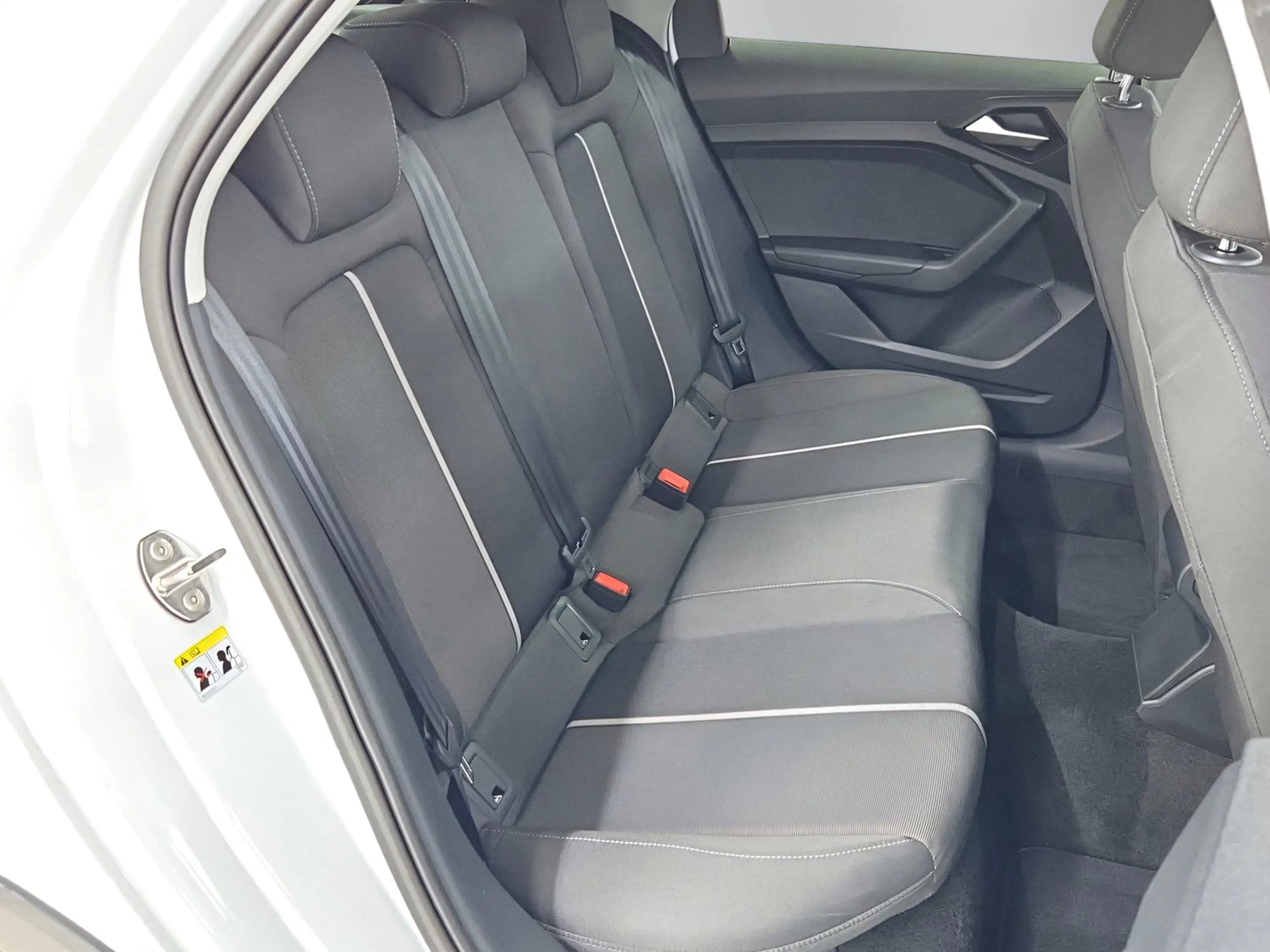 Audi A1 30 TFSI intense — photo 12