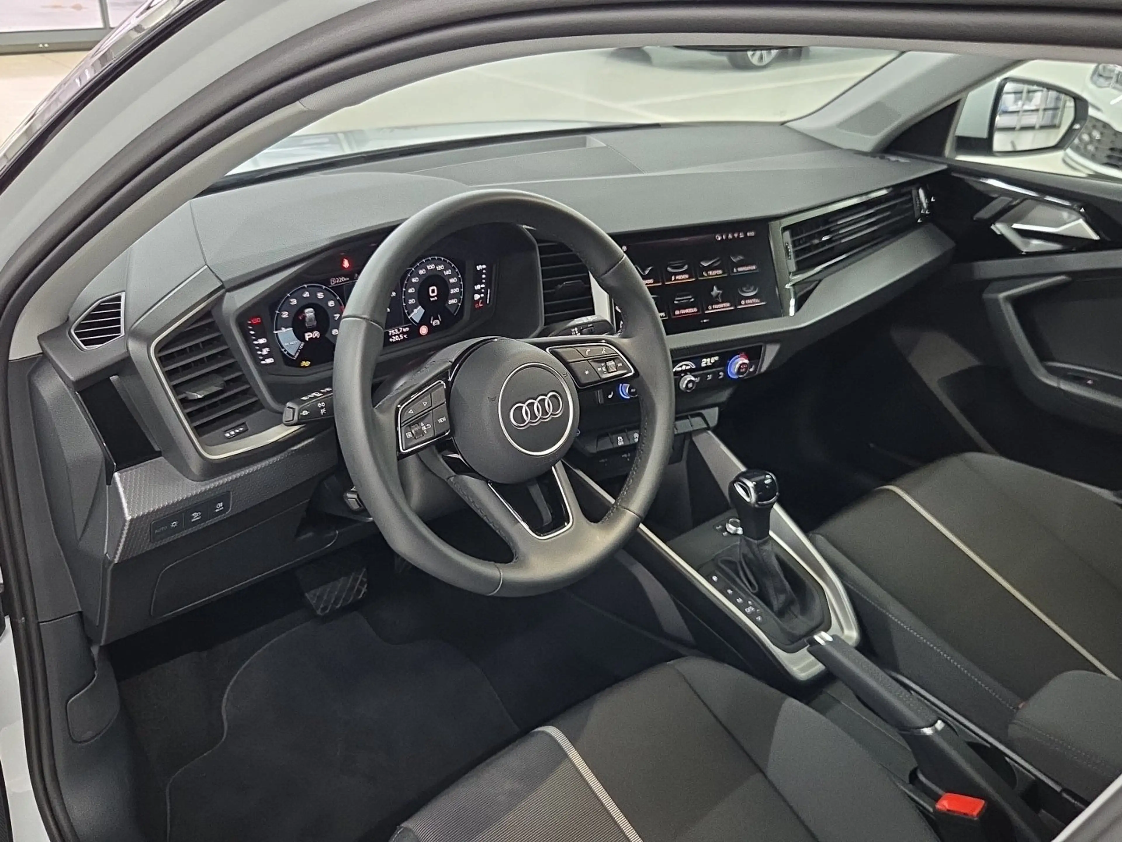 Audi A1 30 TFSI intense — photo 8
