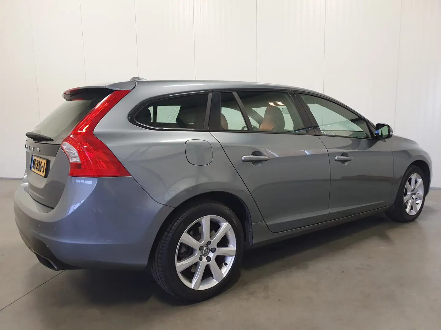 Volvo V60 2.0 T4 Polar+ NAVI/PDC/LEDER/CRUISE/CLIMA/LMV Grijs - 2