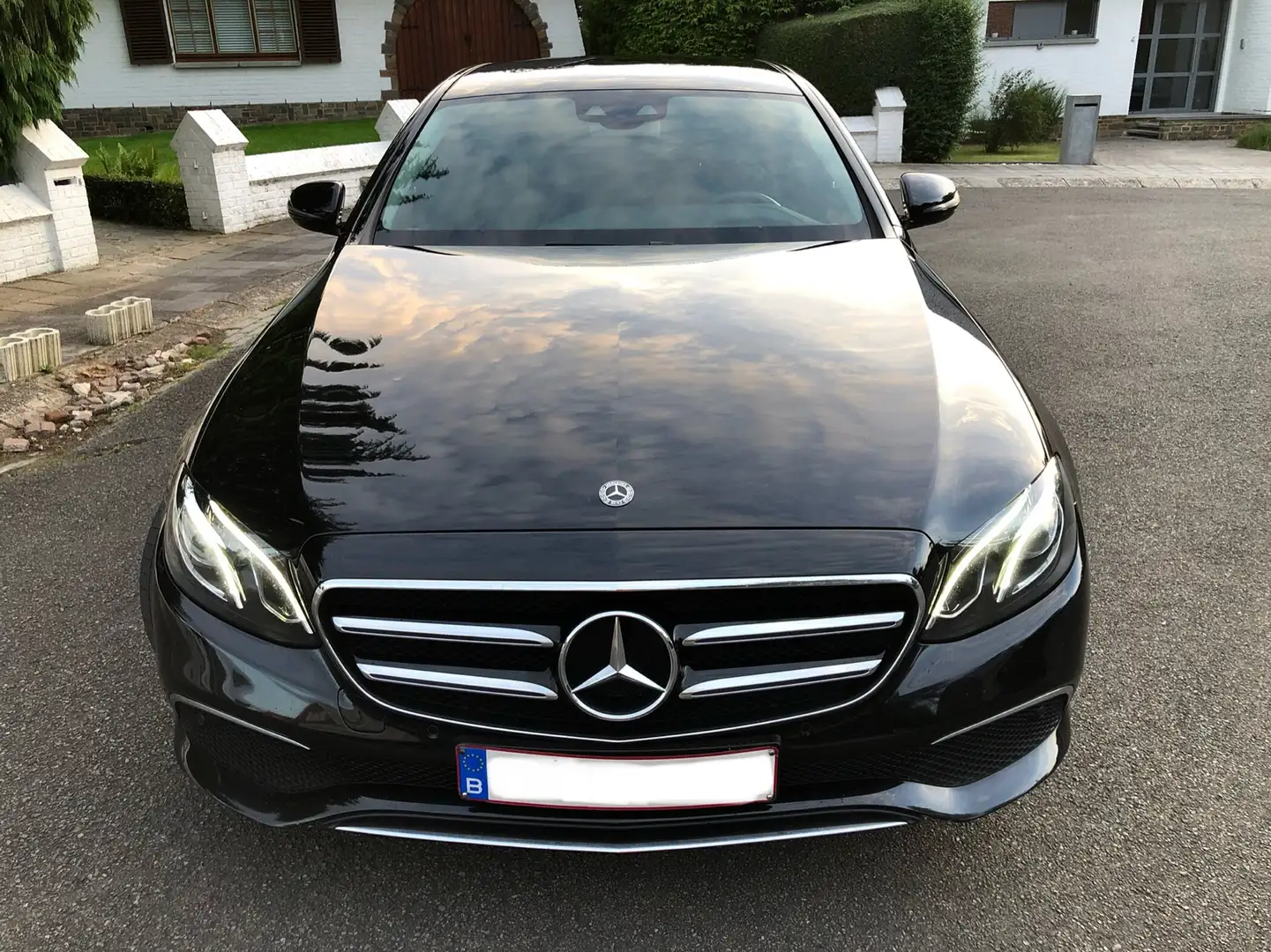 Mercedes-Benz E 200 d Business Solution (EU6d-TEMP) Zwart - 1