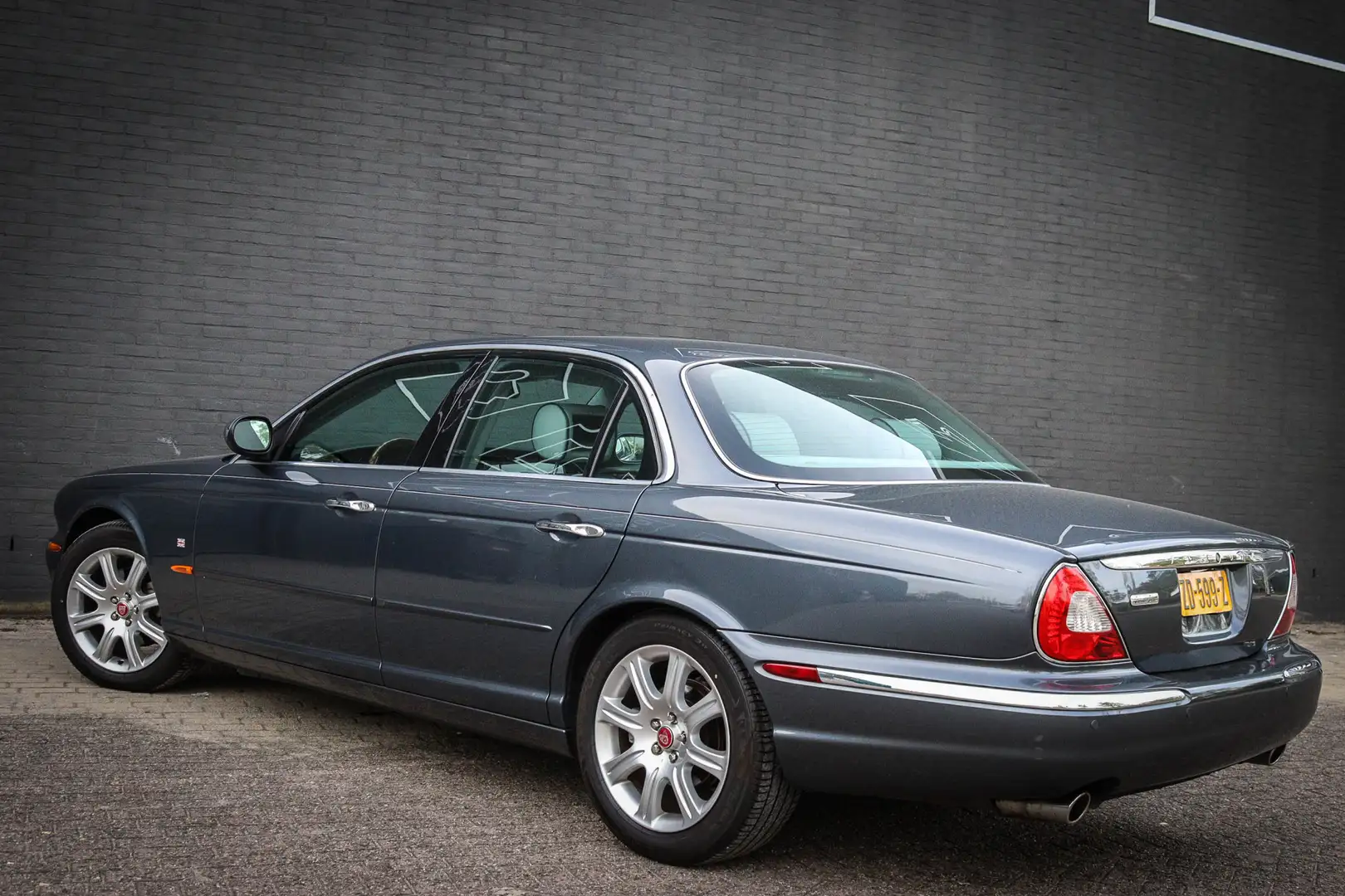 Jaguar XJ 4.2 V8 Executive Net binnen; Jouw droomauto? Grijs - 2