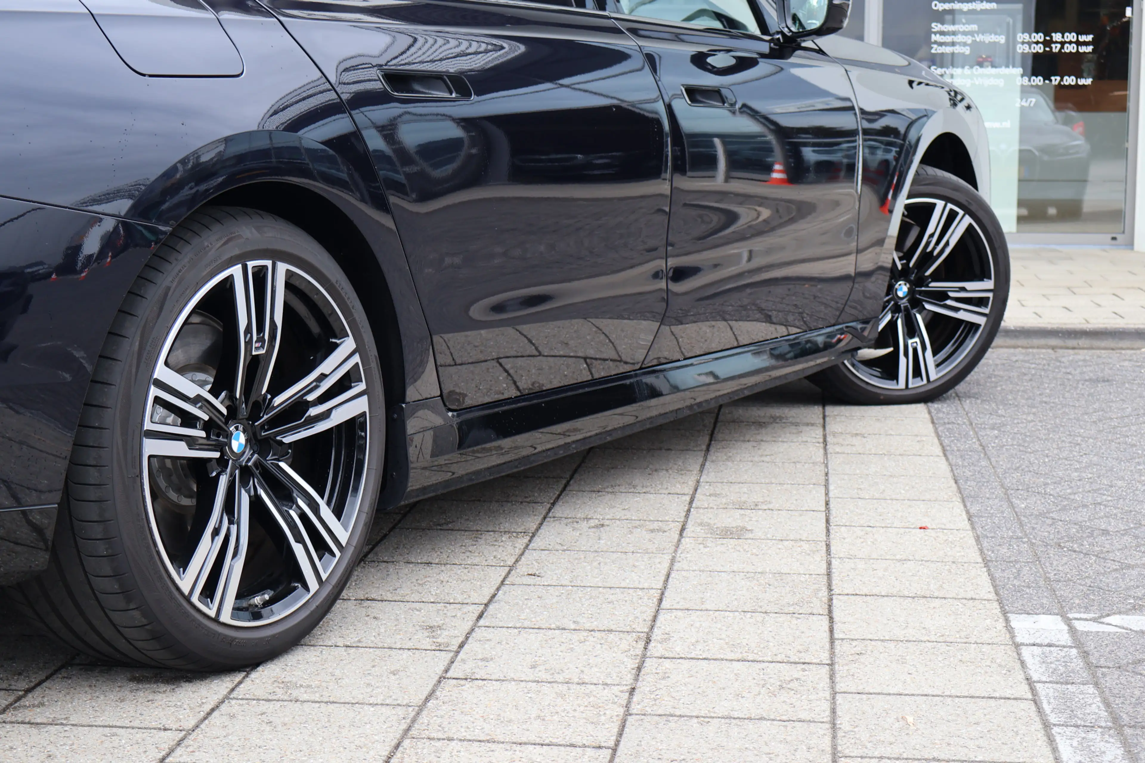 BMW i7 xDrive60 M Sport / Panoramadak Sky Lounge / Trekha — photo 13