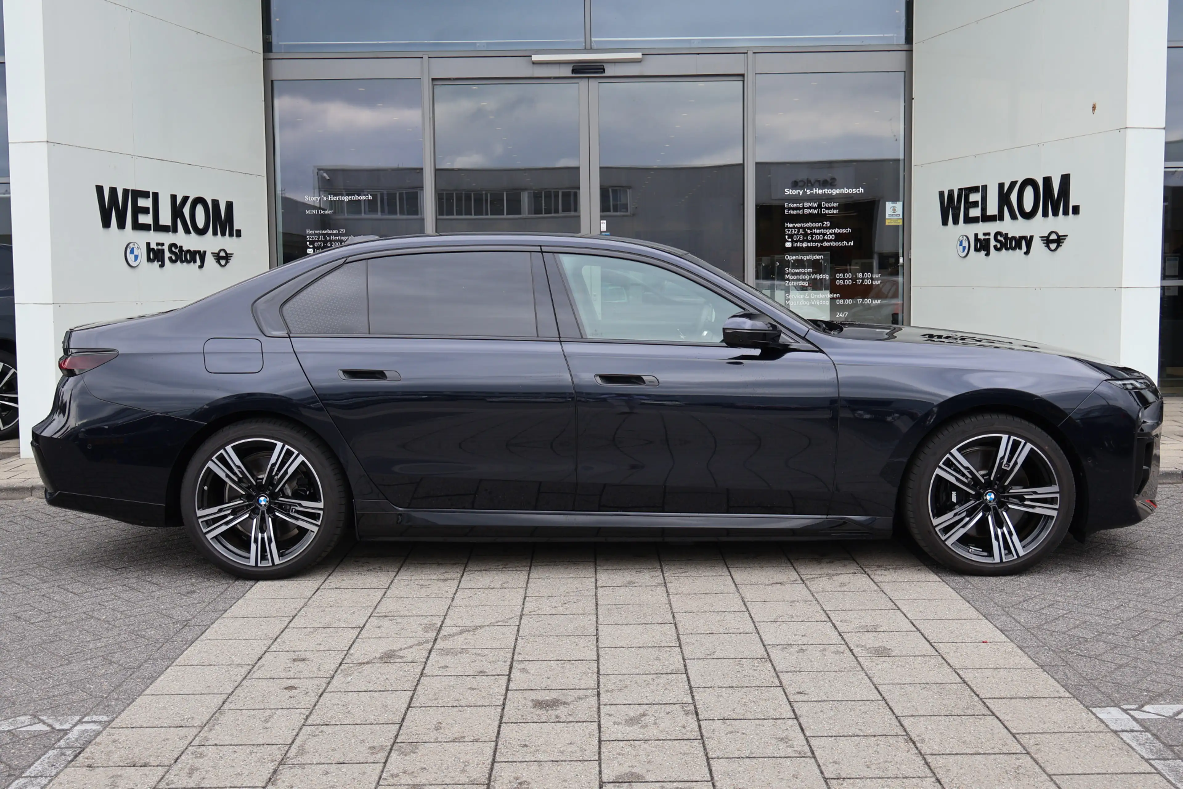BMW i7 xDrive60 M Sport / Panoramadak Sky Lounge / Trekha — photo 10
