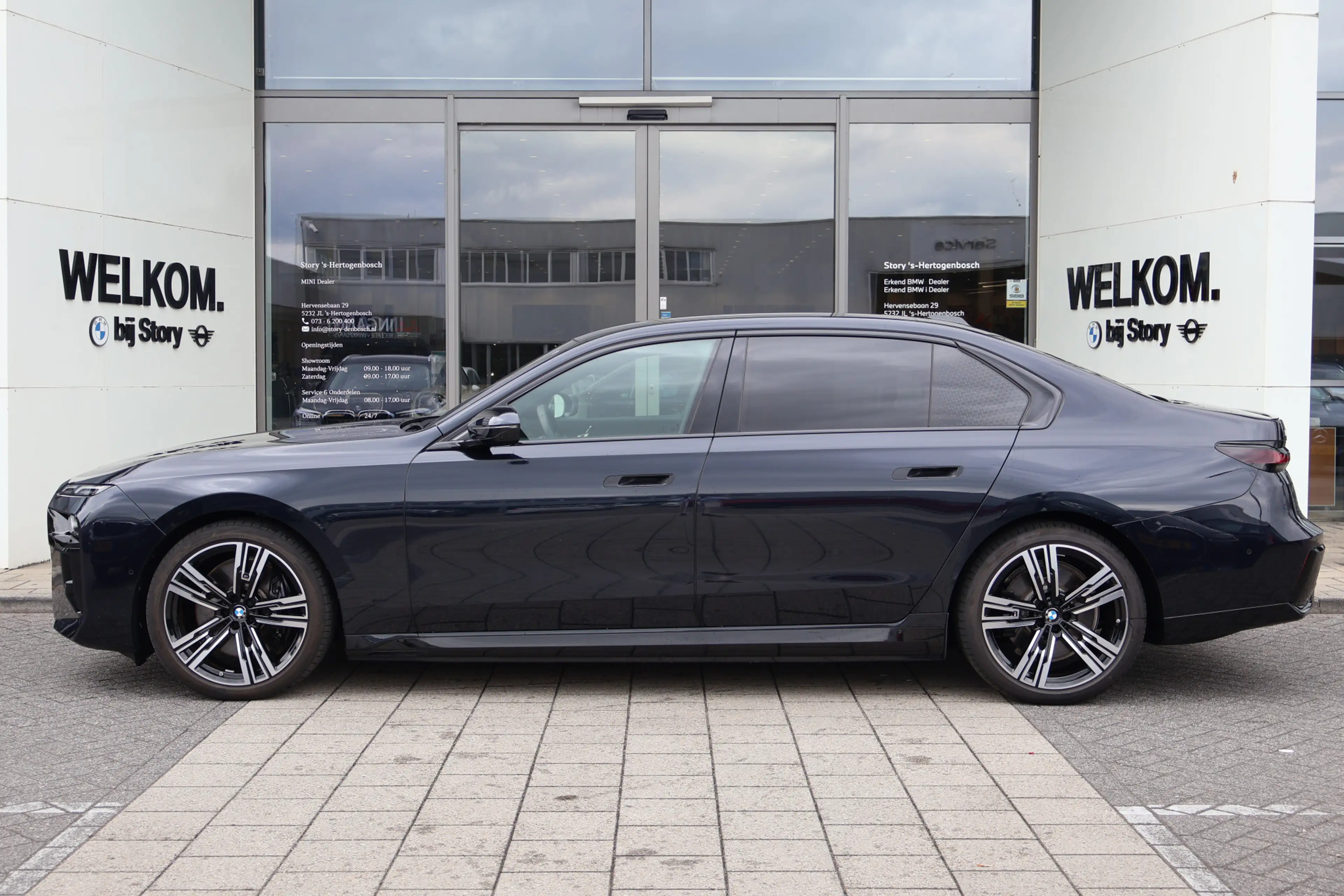 BMW i7 xDrive60 M Sport / Panoramadak Sky Lounge / Trekha — photo 7