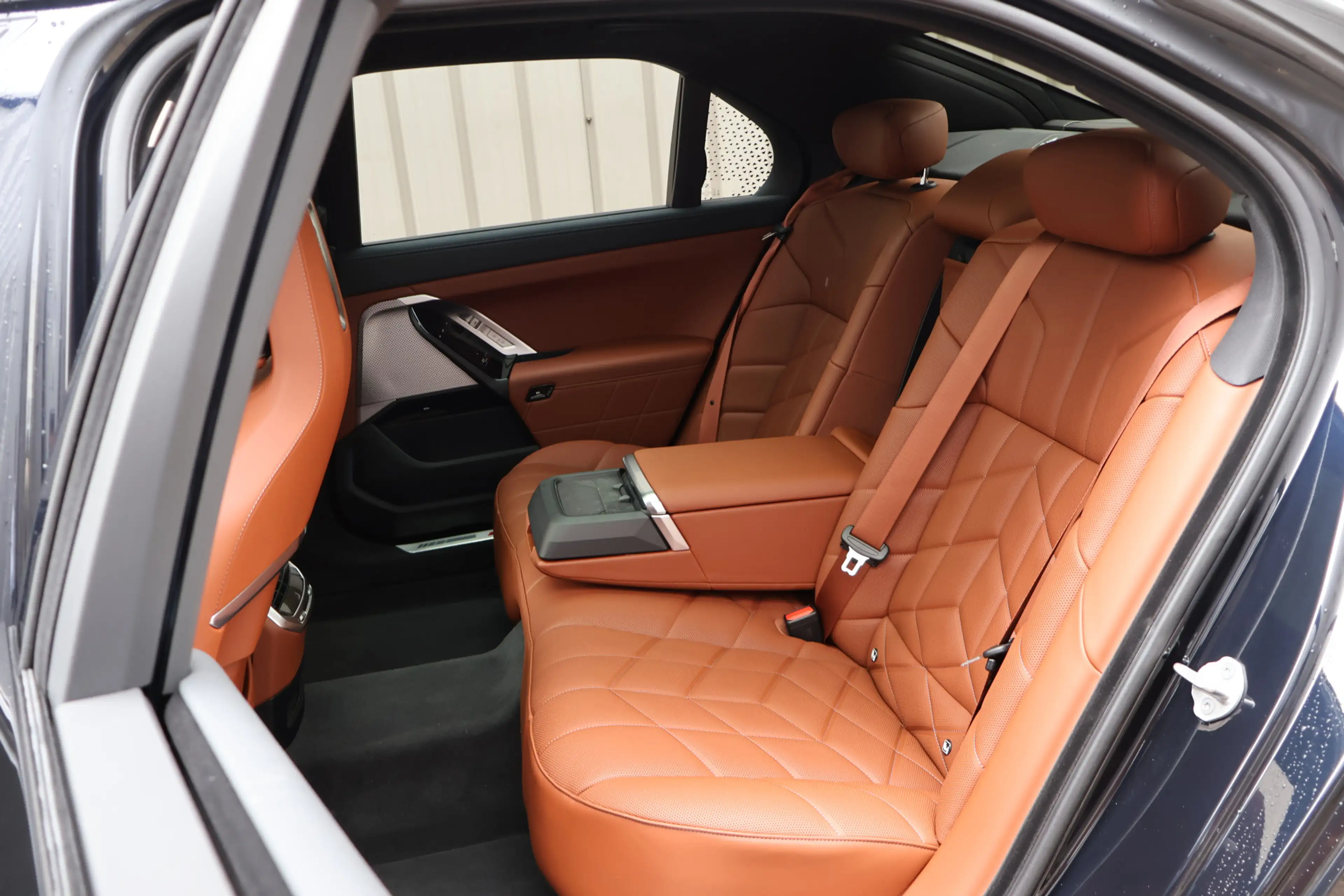 BMW i7 xDrive60 M Sport / Panoramadak Sky Lounge / Trekha — photo 6