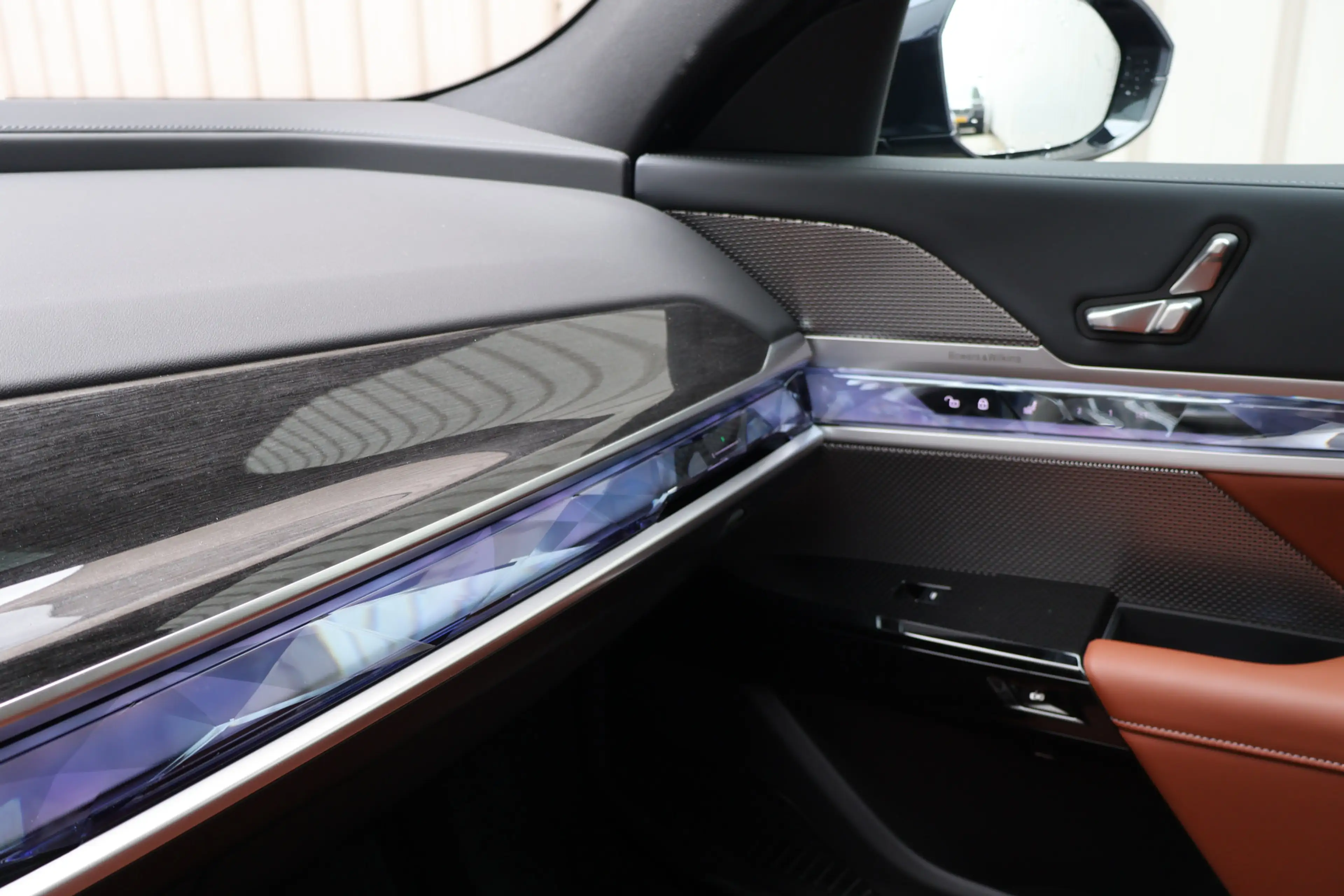 BMW i7 xDrive60 M Sport / Panoramadak Sky Lounge / Trekha — photo 15