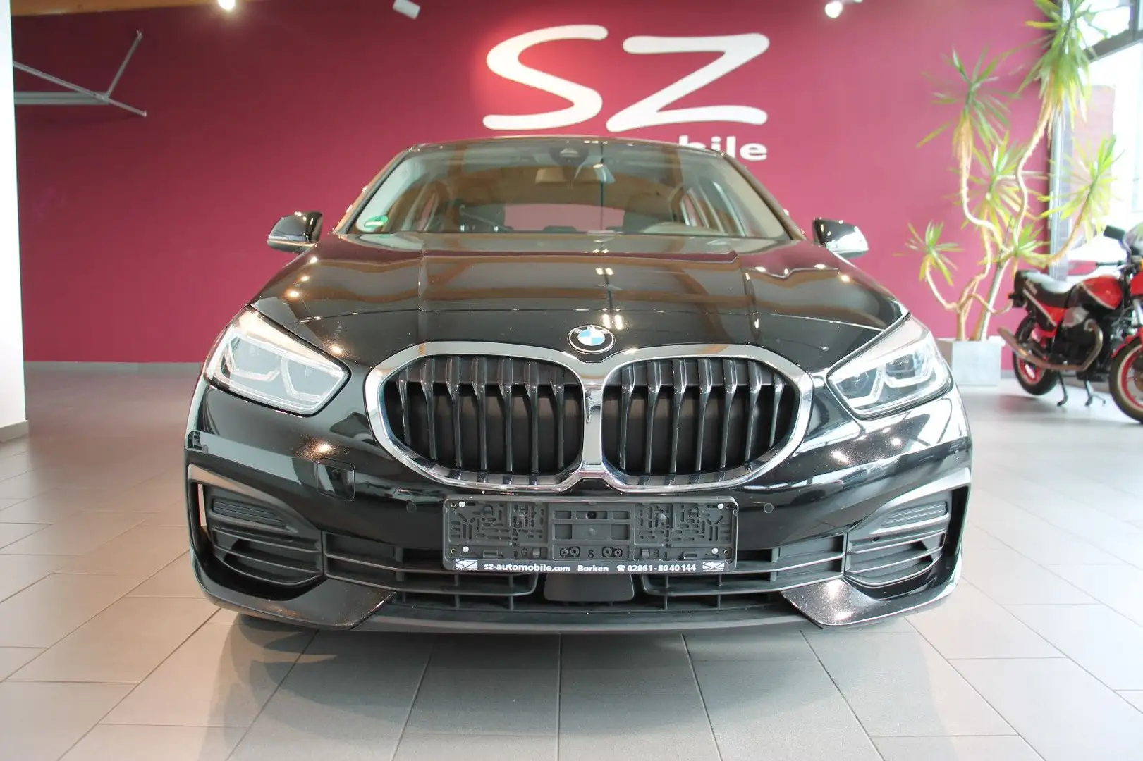 BMW 118 i Advantage SHZ Navi PDC Schwarz - 2