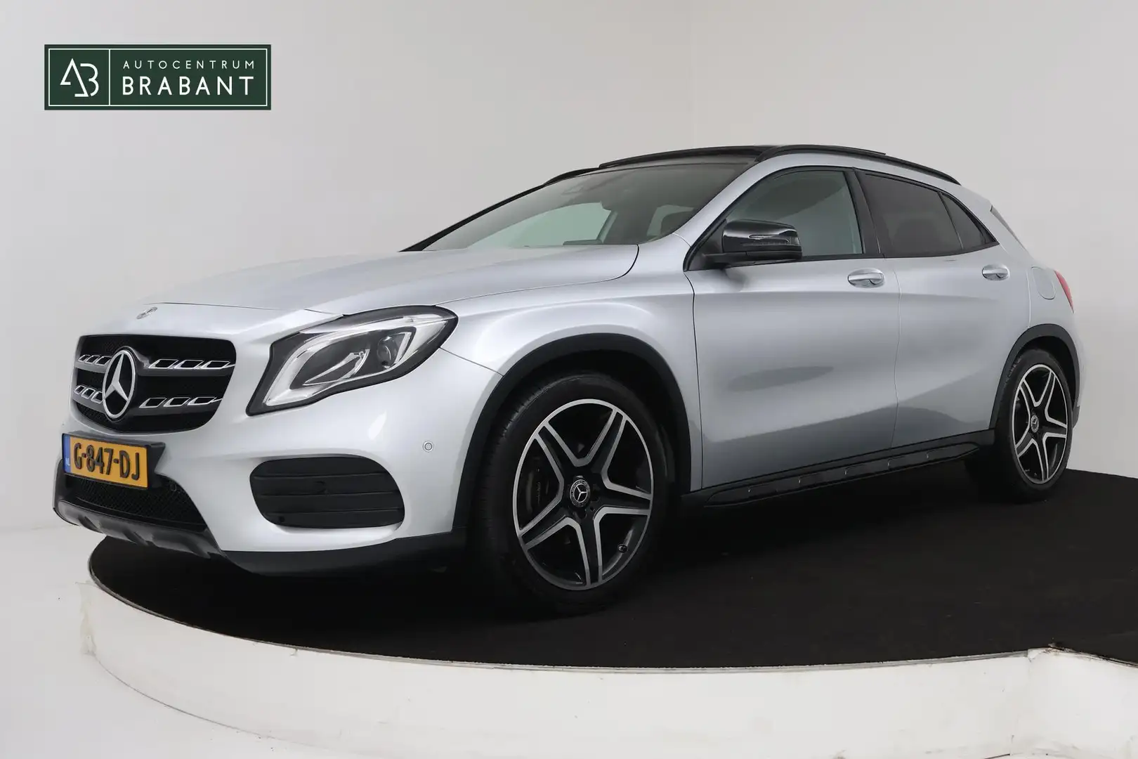 Mercedes-Benz GLA 180 Business Solution Automaat (PANORAMADAK, CAMERA, S Grijs - 1