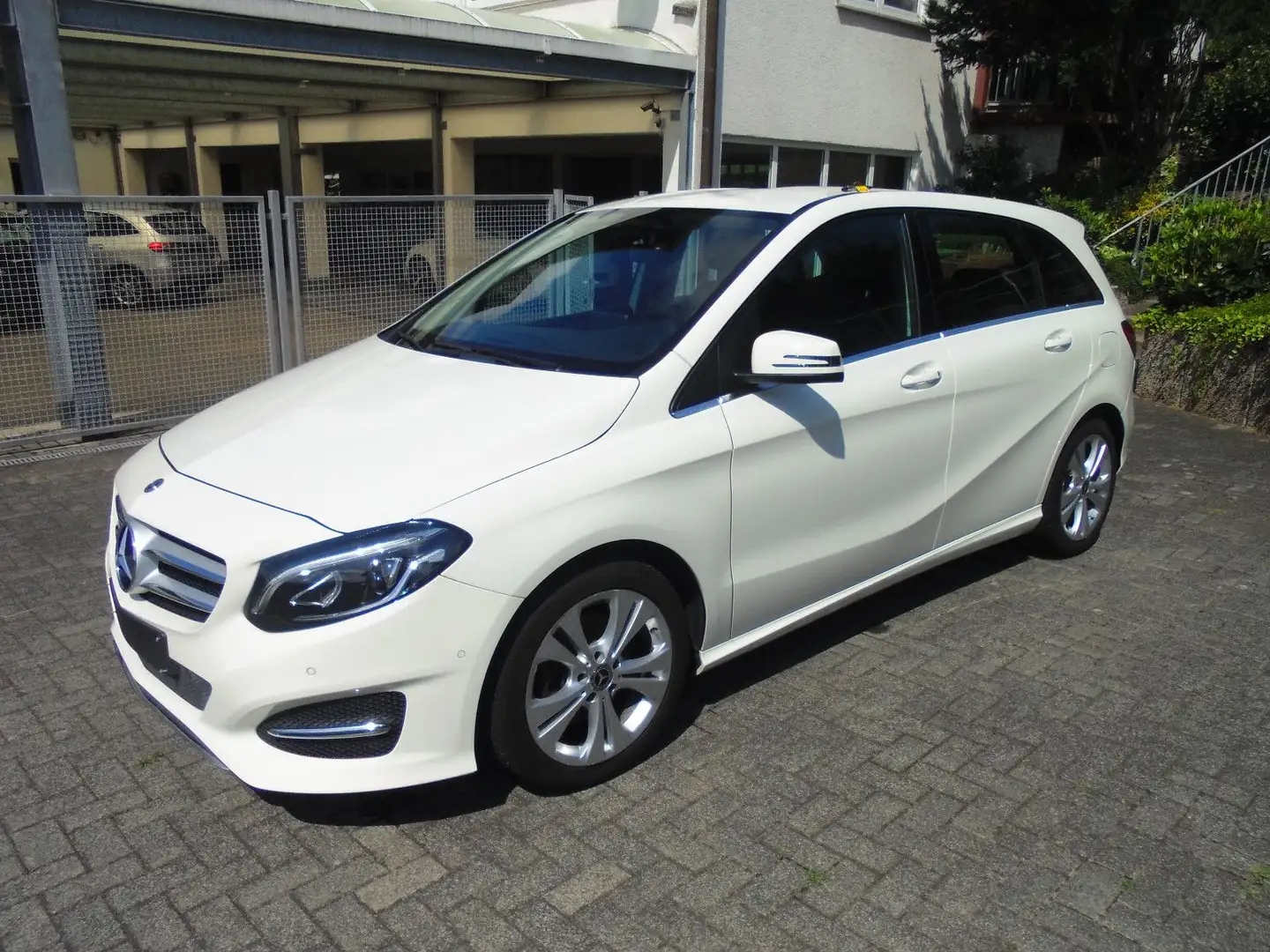 Mercedes-Benz B 180 Urban LED NAVI Parktr.Sitz. Blanc - 1