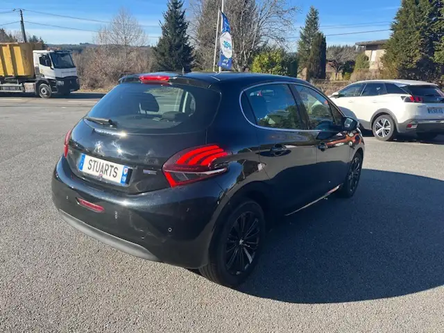 Peugeot 208 view 3