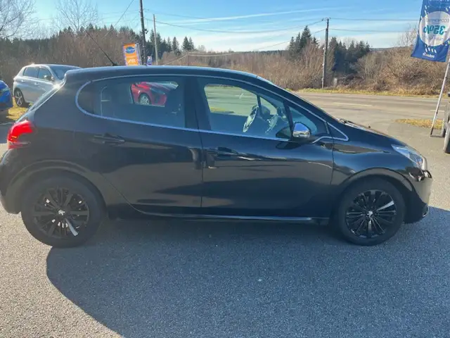 Peugeot 208 view 4