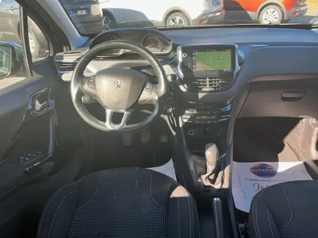 Peugeot 208 view 5