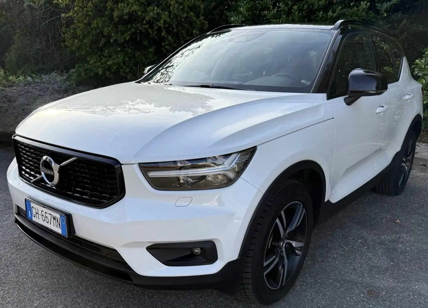 Volvo XC40 B4 AWD Geartronic R-design White - 1